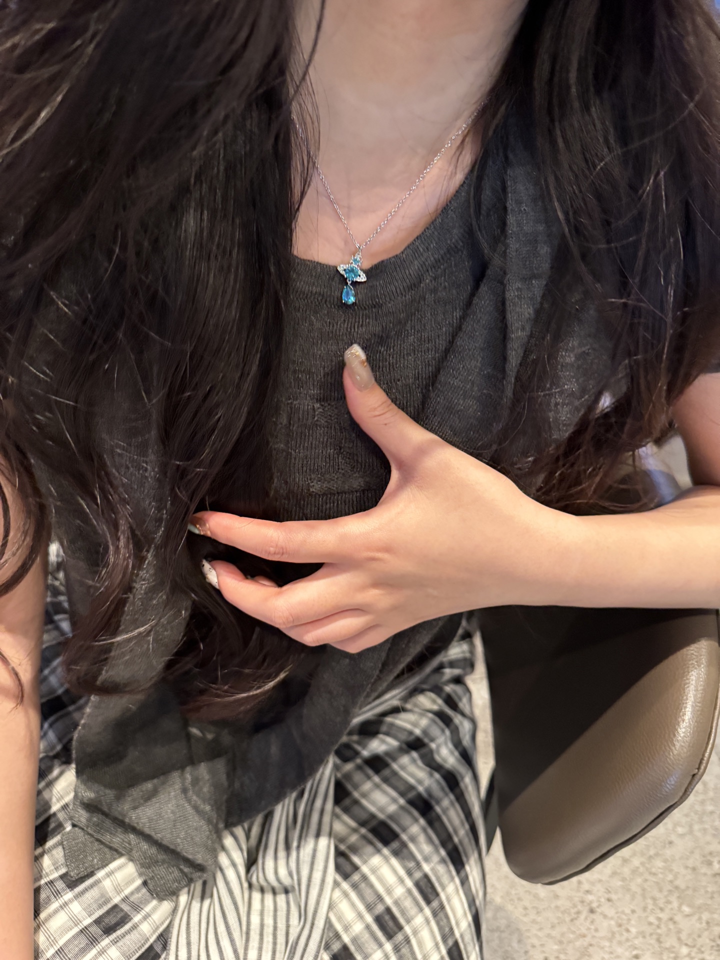 是无法替代的蓝绿色！一秒打破穿搭沉闷感
#祖母绿人鱼泪项链