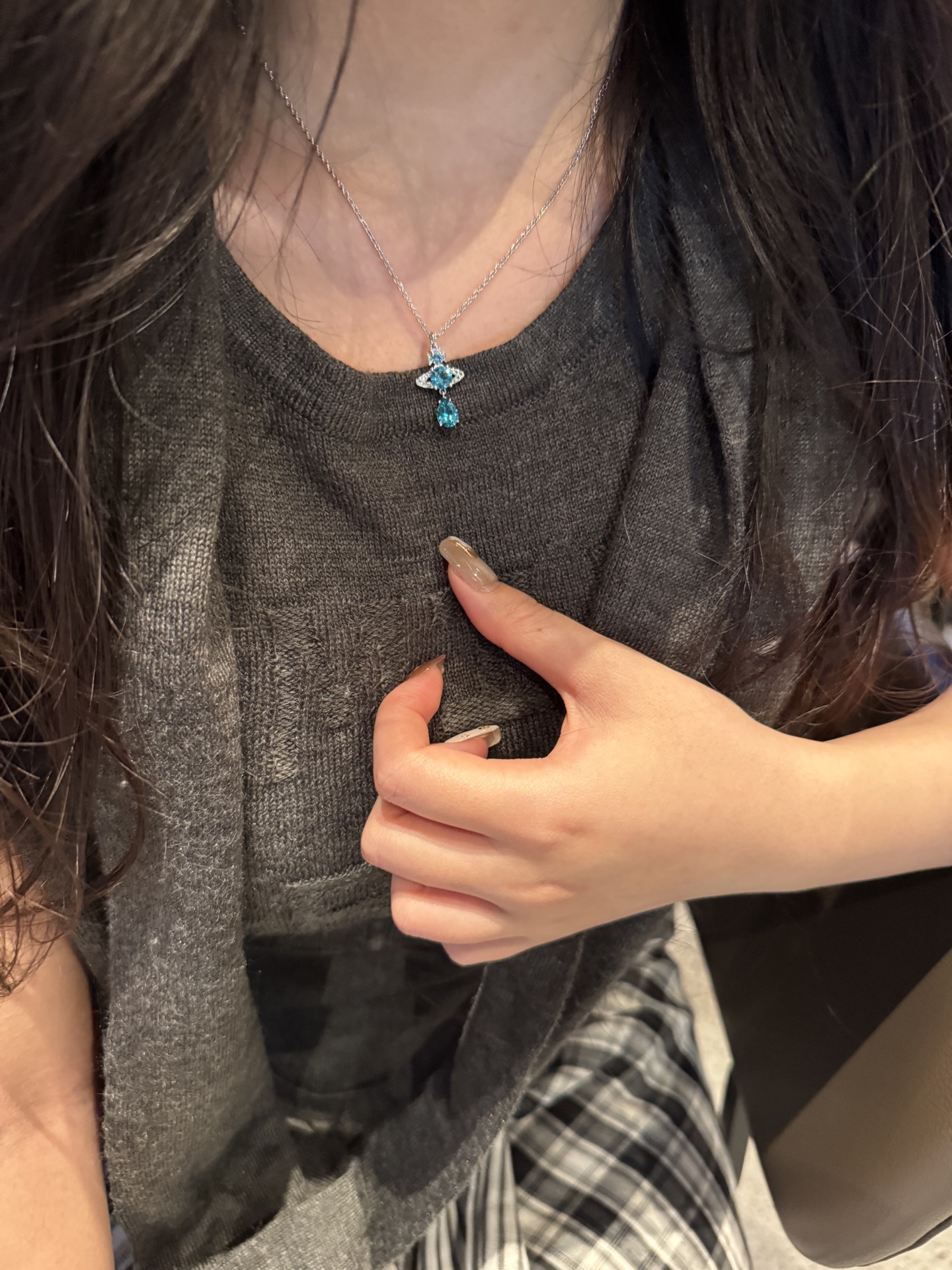 是无法替代的蓝绿色！一秒打破穿搭沉闷感
#祖母绿人鱼泪项链