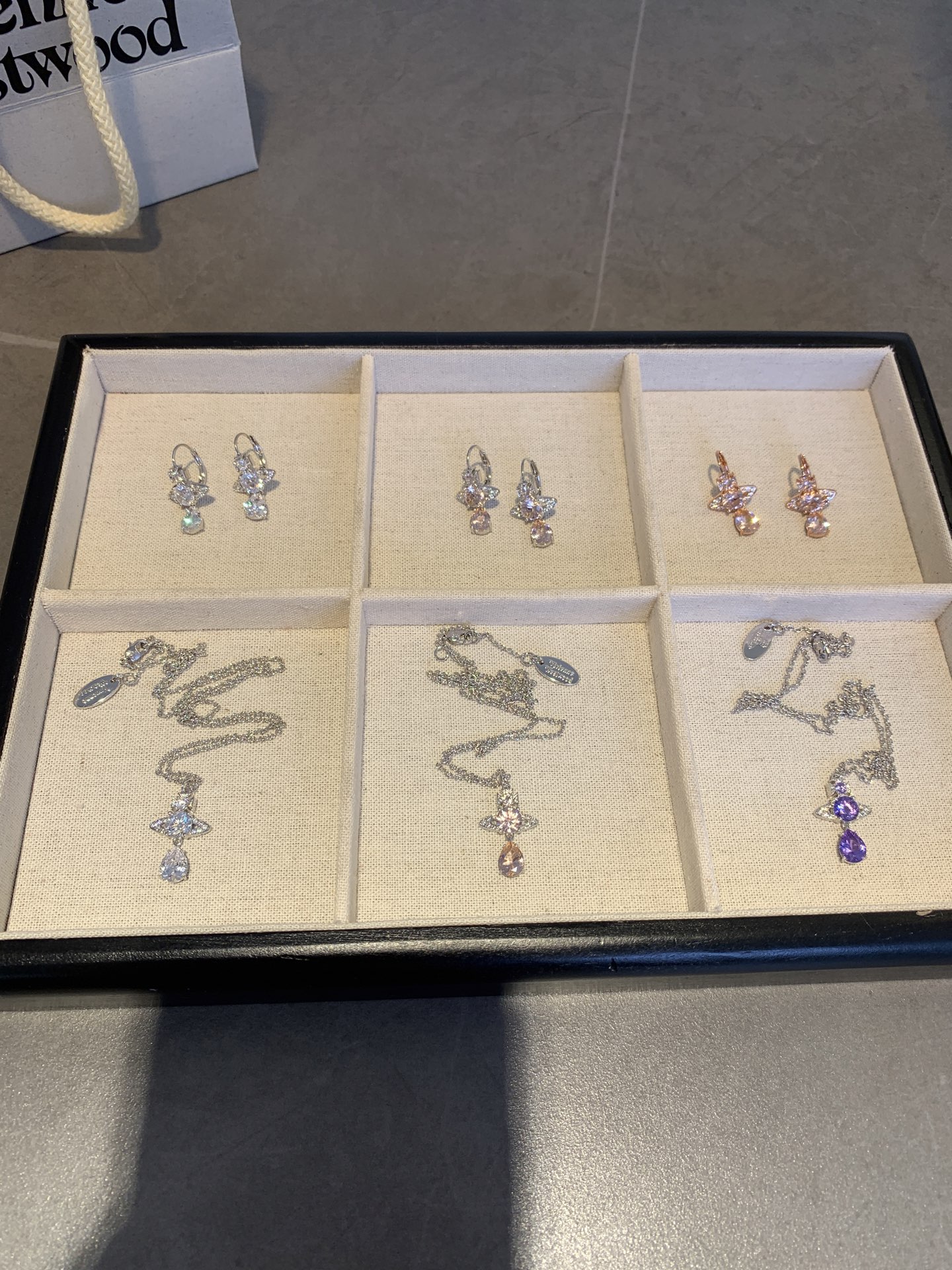 &yen; 120 Vivienne水滴钻人鱼泪现货系列🔥
全家福实拍🆙用心做好每一个细节！靠品质说话❗️