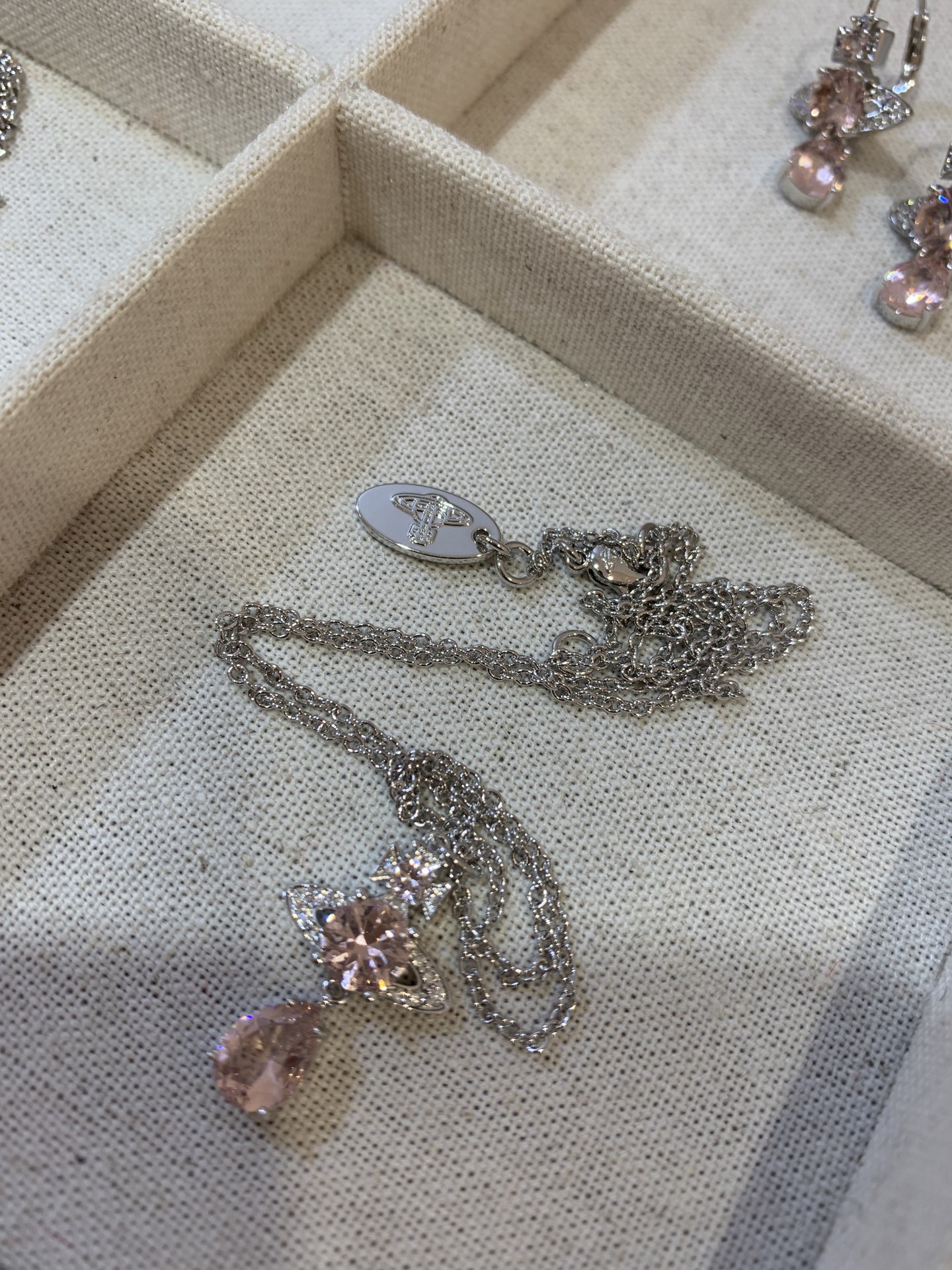 &yen; 120 Vivienne水滴钻人鱼泪现货系列🔥
全家福实拍🆙用心做好每一个细节！靠品质说话❗️