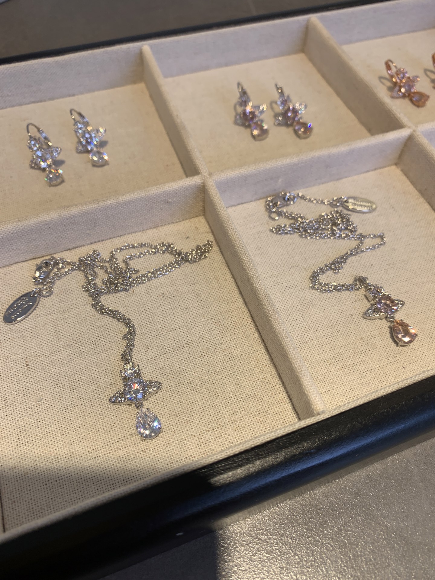 &yen; 120 Vivienne水滴钻人鱼泪现货系列🔥
全家福实拍🆙用心做好每一个细节！靠品质说话❗️