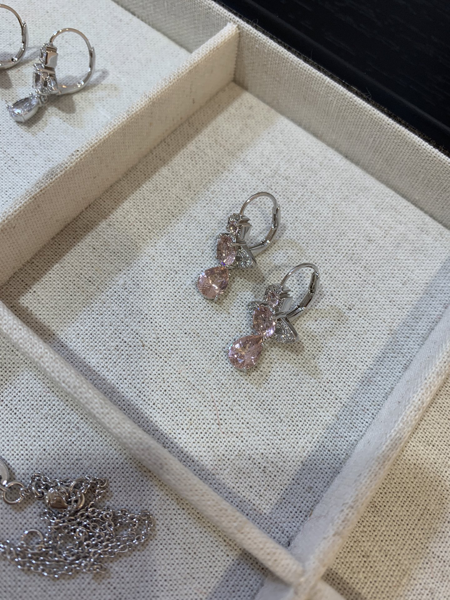 &yen; 120 Vivienne水滴钻人鱼泪现货系列🔥
全家福实拍🆙用心做好每一个细节！靠品质说话❗️