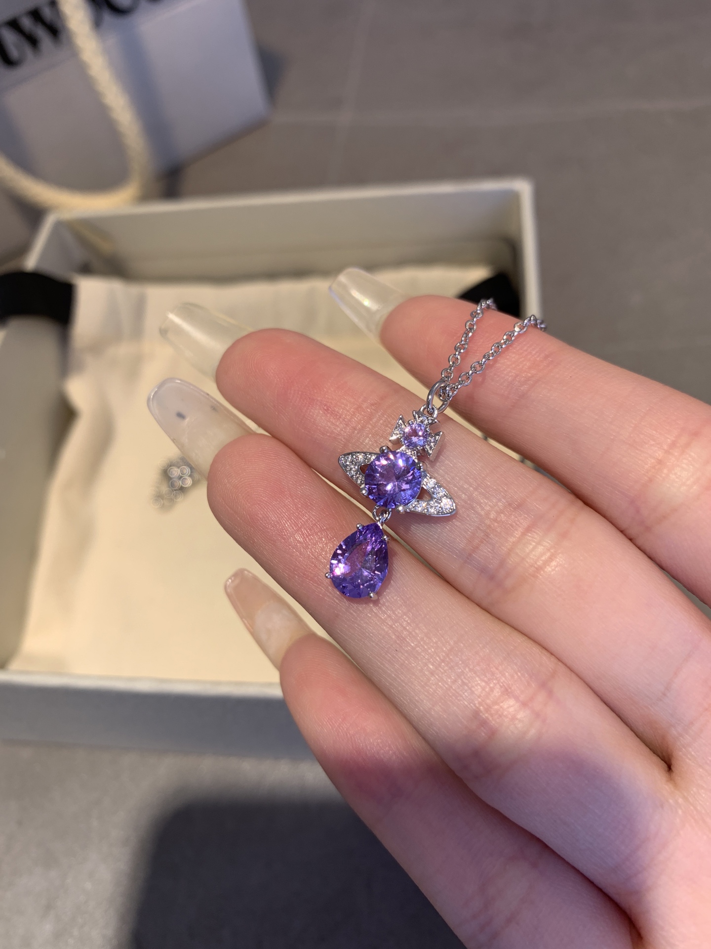 西太后紫钻人鱼泪项链
材质：真金厚镀
链长：40+4cm延长链

平台上很火的紫钻做出来了💪主石都是特别定制的颜色质感❗️靠细节品质赢得市场❗️