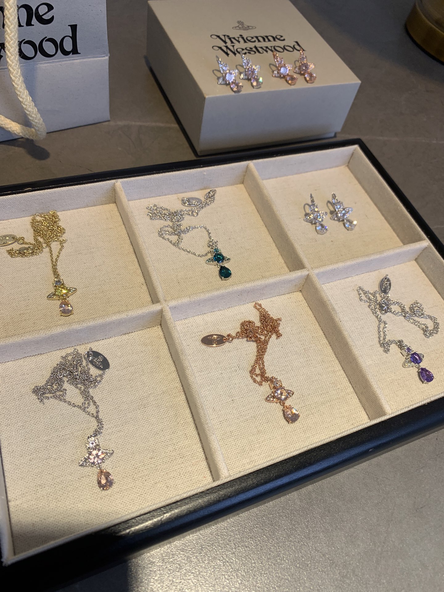 &yen; 120 Vivienne水滴钻人鱼泪现货系列🔥
全家福实拍🆙用心做好每一个细节！靠品质说话❗️