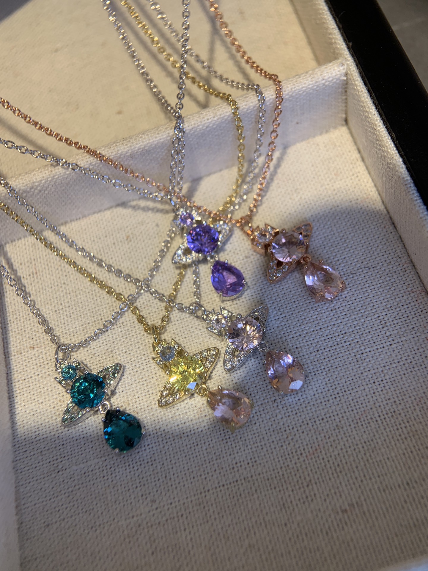 &yen; 120 Vivienne水滴钻人鱼泪现货系列🔥
全家福实拍🆙用心做好每一个细节！靠品质说话❗️