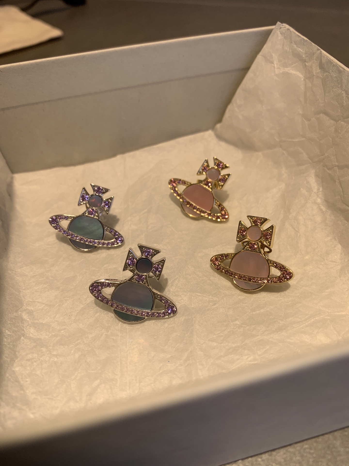 ✅西太后贝母土星耳钉
随手拍也能看出的高质感❗️简约又有设计感，日常佩戴率很高～

