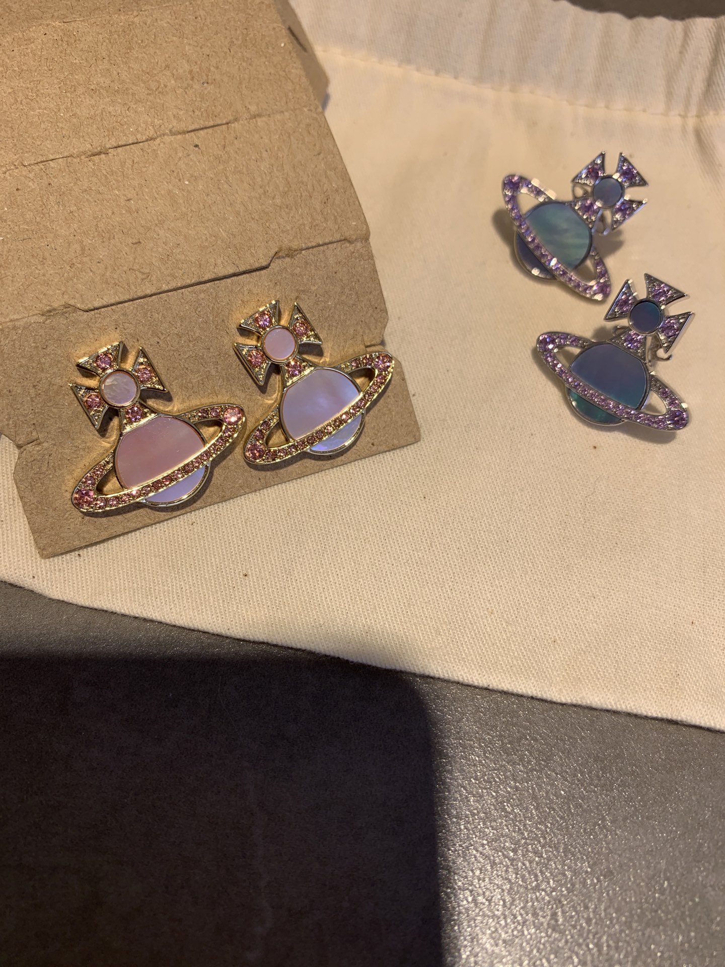 ✅西太后贝母土星耳钉
随手拍也能看出的高质感❗️简约又有设计感，日常佩戴率很高～

