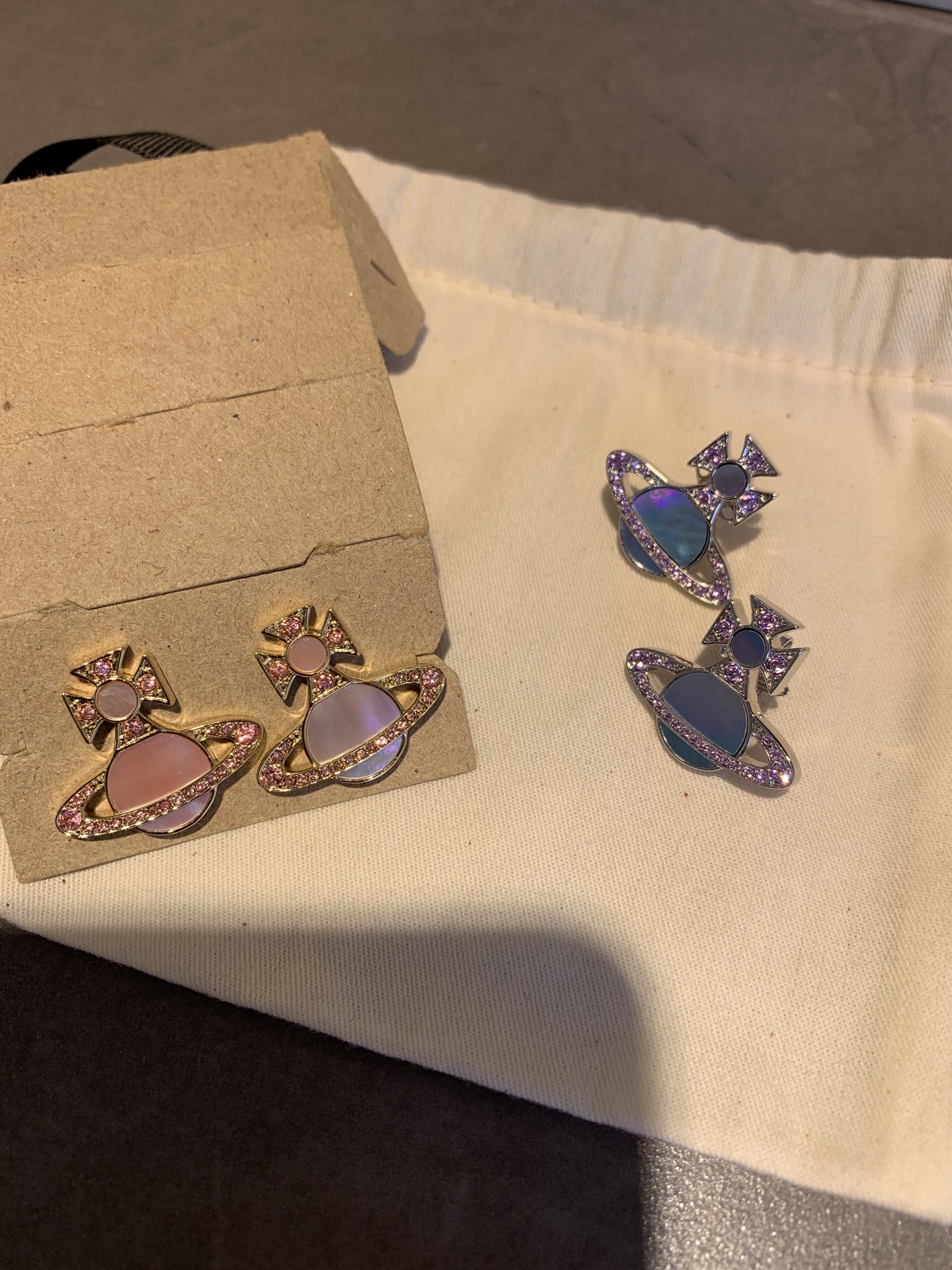 ✅西太后贝母土星耳钉
随手拍也能看出的高质感❗️简约又有设计感，日常佩戴率很高～

