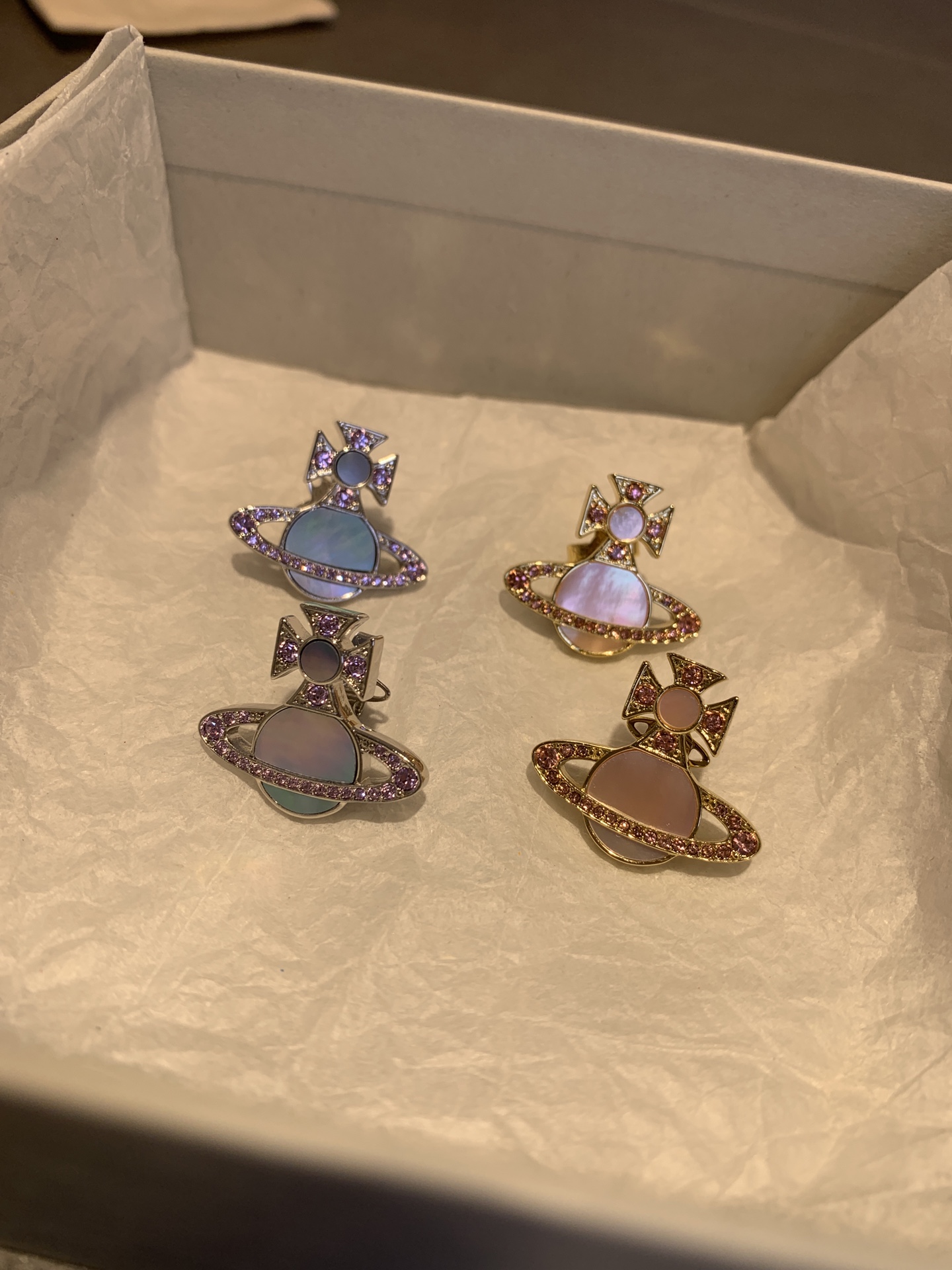 ✅西太后贝母土星耳钉
随手拍也能看出的高质感❗️简约又有设计感，日常佩戴率很高～

