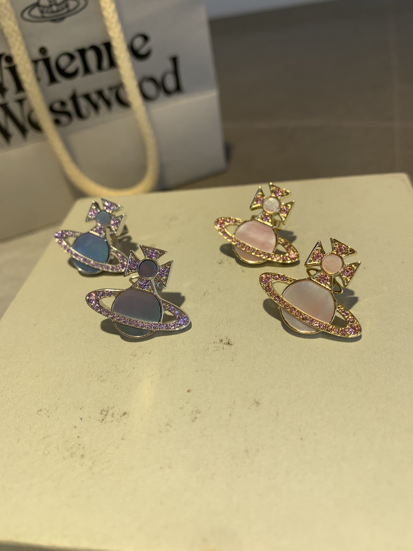 ✅西太后贝母土星耳钉
随手拍也能看出的高质感❗️简约又有设计感，日常佩戴率很高～

