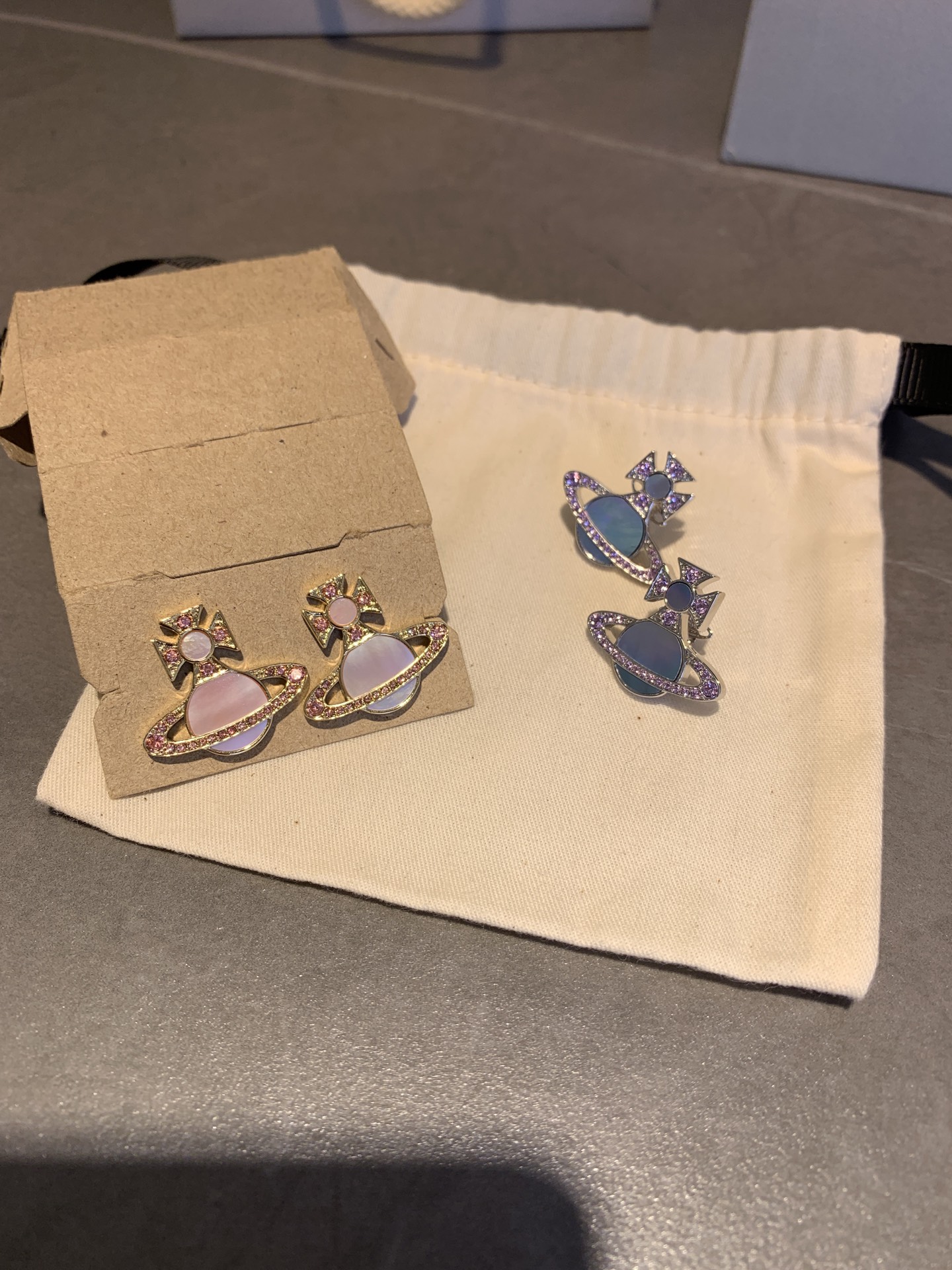 ✅西太后贝母土星耳钉
随手拍也能看出的高质感❗️简约又有设计感，日常佩戴率很高～

