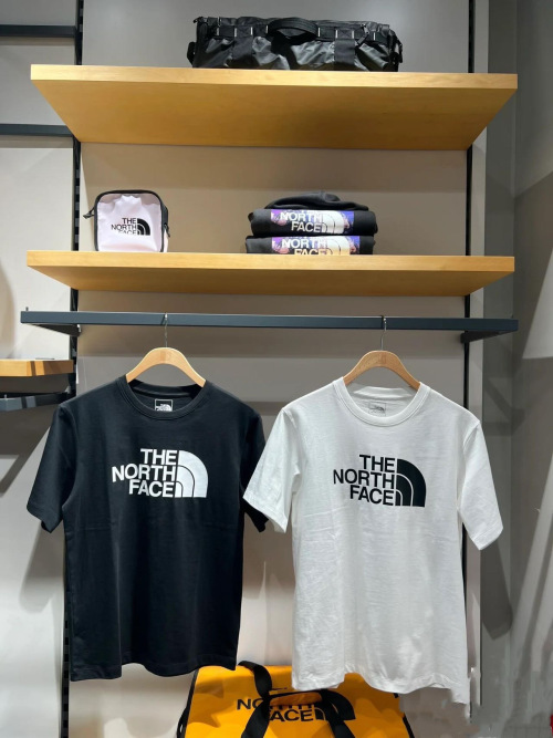 The North Face Unisex Heavyweight Cotton T-Shirt - Classic Logo Tee 1 The North Face Unisex Heavyweight Cotton T-Shirt - Classic Logo Tee
