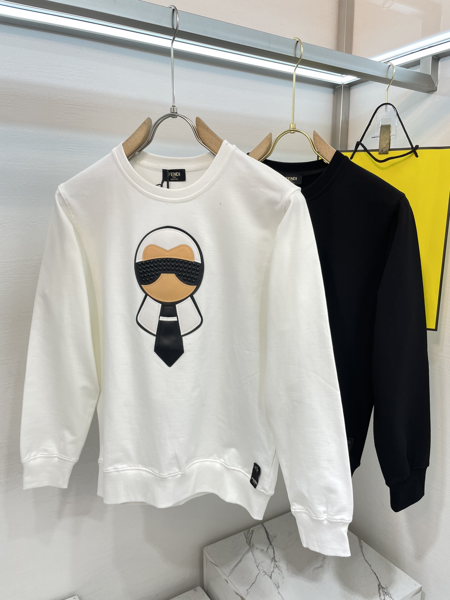 NO:117216,Supports the New Year's Return and Exchange. FD's new round neck sweatshirt with high gram weight of 360 grams imported environmentally friendly cotton, delicate cloth, soft, classic, classic, simple, generous, super soft and delicate, comfortable to wear, high-end boutique, OEM fine-made, very good for the upper body, men's essential items, complete three standards, size M~5XL, maximum wearable 215 catties, hoodie, sweatshirts, alexander wang19860909支持年后退换. FD 秋冬新款圆领卫衣 采用高克重360克进口环保棉、布面细腻、柔软、经典之作、古典、简单、大方、手感超柔软细腻 穿着亲肤舒适 高端精品 代工厂精细做上身非常赞 男士必备单品 三标齐全 尺码M~5XL 最大可穿215斤,,hoodie,sweatshirts,alexander wang,Men's clothing