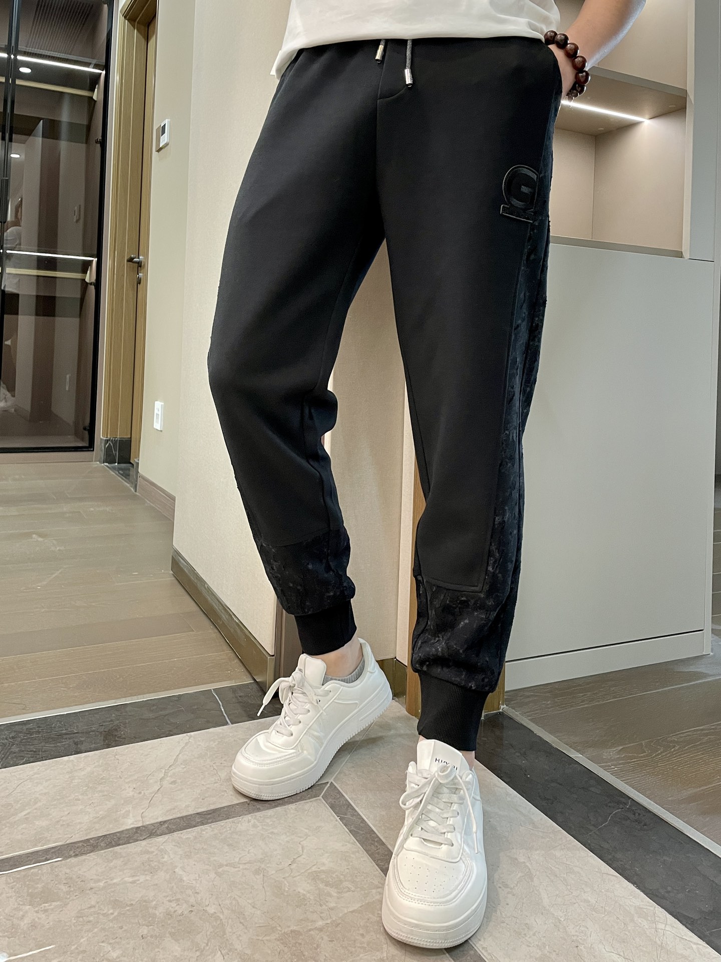 NO:492841,Givenchy's latest series of men's casual pants in spring and summer!  It is made of customer-supply elastic cotton material, soft and delicate, and has an excellent feel!  The brand style is unobstructed!  Minimalist design, without extravagant elements to win the lead, the details are finely made, the hardware accessories are customized, the thickness is just right, easy to control various weather, classic colors are very energetic, and various styles of dressing, casual business, daily life, and fashion trends can be controlled!  Overall, both in terms of grade and fashion are extremely outstanding, bringing extraordinary clothing taste!  Size M~3XL, given,alexander wang19860909纪梵希 春夏最新系列男士休闲裤！ 采用客供弹力柔棉材质,柔软细腻,手感绝佳！品牌格调一览无余！极简主义设计,没有多余浮夸的元素来宣兵夺主,细节做工精细,五金配件原版定制,厚薄程度也是恰到好处,轻松驾驭各种天气,经典颜色上身很显精气神,多种风格穿搭,休闲商务、日常生活、时尚潮流均可驾驭！整体不论是档次还是时尚感都是极为出色的,带来非凡的衣着品味！ 尺码M~3XL,,givenchy,alexander wang,Men's clothing
