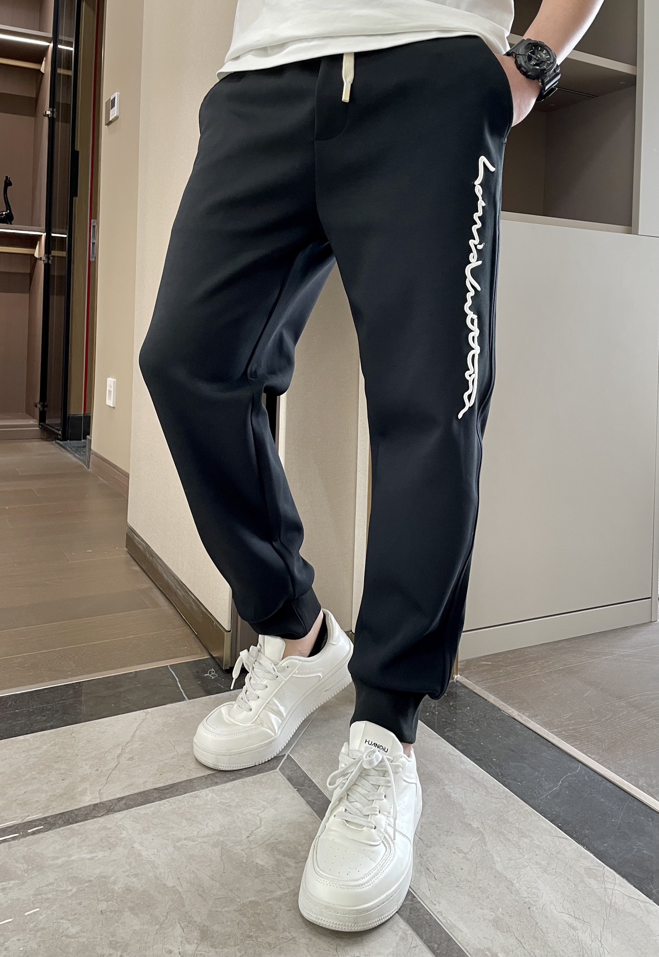 NO:492856,Lv Spring and Summer Latest Series Men's Leisure Pants!  It is made of customer-supply elastic cotton material, soft and delicate, and has an excellent feel!  The brand style is unobstructed!  Minimalist design, without extravagant elements to win the lead, the details are finely made, the hardware accessories are customized, the thickness is just right, easy to control various weather, classic colors are very energetic, and various styles of dressing, casual business, daily life, and fashion trends can be controlled!  Overall, both in terms of grade and fashion are extremely outstanding, bringing extraordinary clothing taste!  Size M~3XL, louis vuitton,alexander wang19860909Lv 春夏最新系列男士休闲裤！ 采用客供弹力柔棉材质,柔软细腻,手感绝佳！品牌格调一览无余！极简主义设计,没有多余浮夸的元素来宣兵夺主,细节做工精细,五金配件原版定制,厚薄程度也是恰到好处,轻松驾驭各种天气,经典颜色上身很显精气神,多种风格穿搭,休闲商务、日常生活、时尚潮流均可驾驭！整体不论是档次还是时尚感都是极为出色的,带来非凡的衣着品味！ 尺码M~3XL,,louis vuitton,alexander wang,Men's clothing
