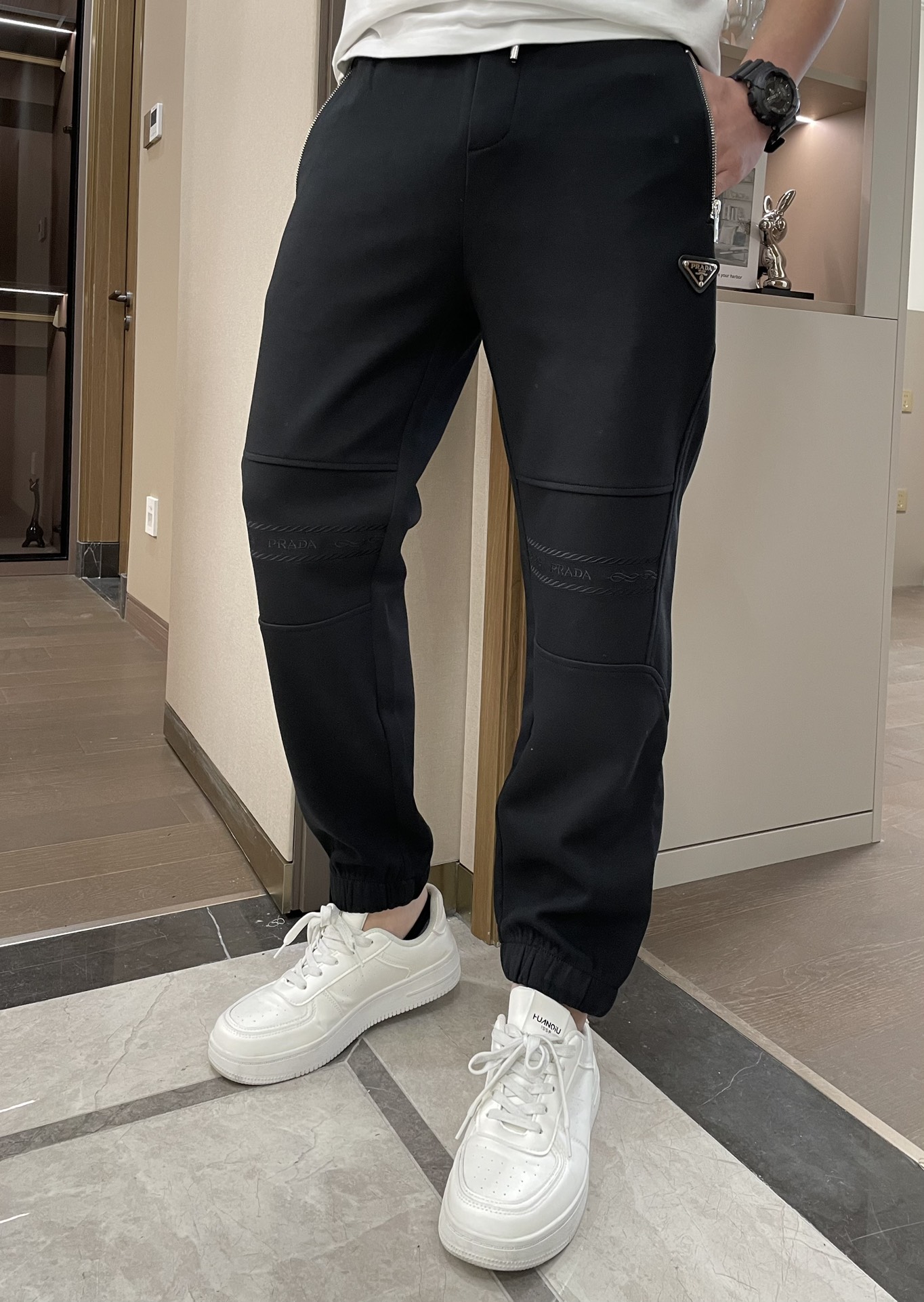 NO:492863,Prad's latest collection of men's casual pants in spring and summer!  It is made of customer-supply elastic cotton material, soft and delicate, and has an excellent feel!  The brand style is clear at a glance!  Minimalist design, without extravagant elements to win the lead, the details are finely made, the hardware accessories are customized, the thickness is just right, easy to control various weather, classic colors are very energetic, and various styles of dressing, casual business, daily life, and fashion trends can be controlled!  Overall, both in terms of grade and fashion are extremely outstanding, bringing extraordinary clothing taste!  Size M~3XL, prada,alexander wang19860909Prad 春夏最新系列男士休闲裤！ 采用客供弹力柔棉材质,柔软细腻,手感绝佳！品牌格调一览无余！极简主义设计,没有多余浮夸的元素来宣兵夺主,细节做工精细,五金配件原版定制,厚薄程度也是恰到好处,轻松驾驭各种天气,经典颜色上身很显精气神,多种风格穿搭,休闲商务、日常生活、时尚潮流均可驾驭！整体不论是档次还是时尚感都是极为出色的,带来非凡的衣着品味！ 尺码M~3XL,,prada,alexander wang,Men's clothing