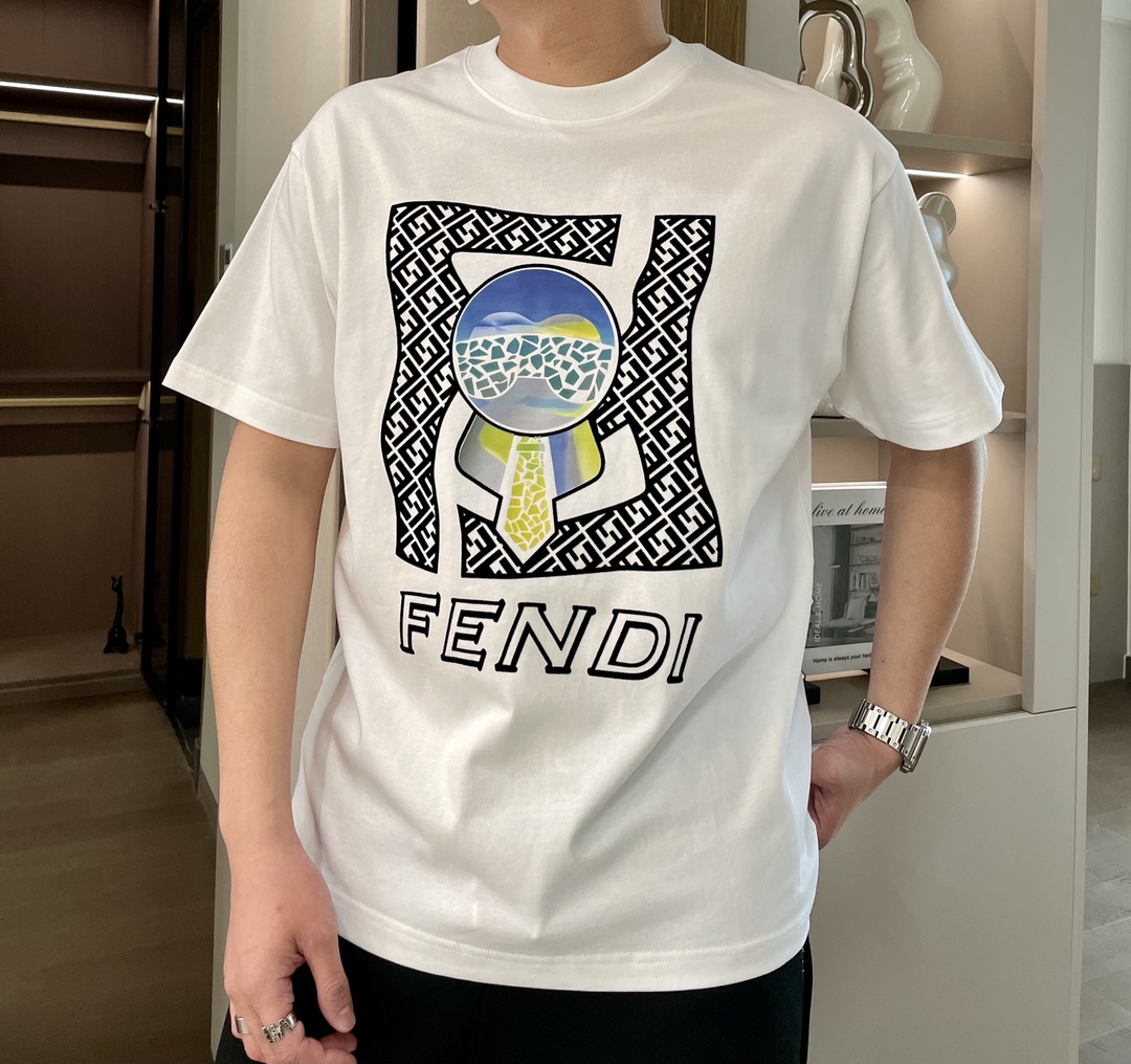 PYJ  ZY#\nFD  ss夏装新品 专柜同步 时尚简单廓形短袖T恤 品质的象征 廓形版无论是时尚还是运动休闲都轻松随意。采用超级舒适的意大利进口双股YD%欧棉 这种面料亲肤极为舒适 是夏日T恤衫的首选面料 吸汗透气 很是舒爽感 如果去往温度稍微舒适的地方度假 那更是要备上几件这样便捷舒适的时装了！\n尺码：S-XL (偏大版型，下单请看尺码表)\n\nS胸围  衣长\nM胸围 衣长\nL胸围  衣长\nXL胸围 衣长\nXXL胸围 衣长