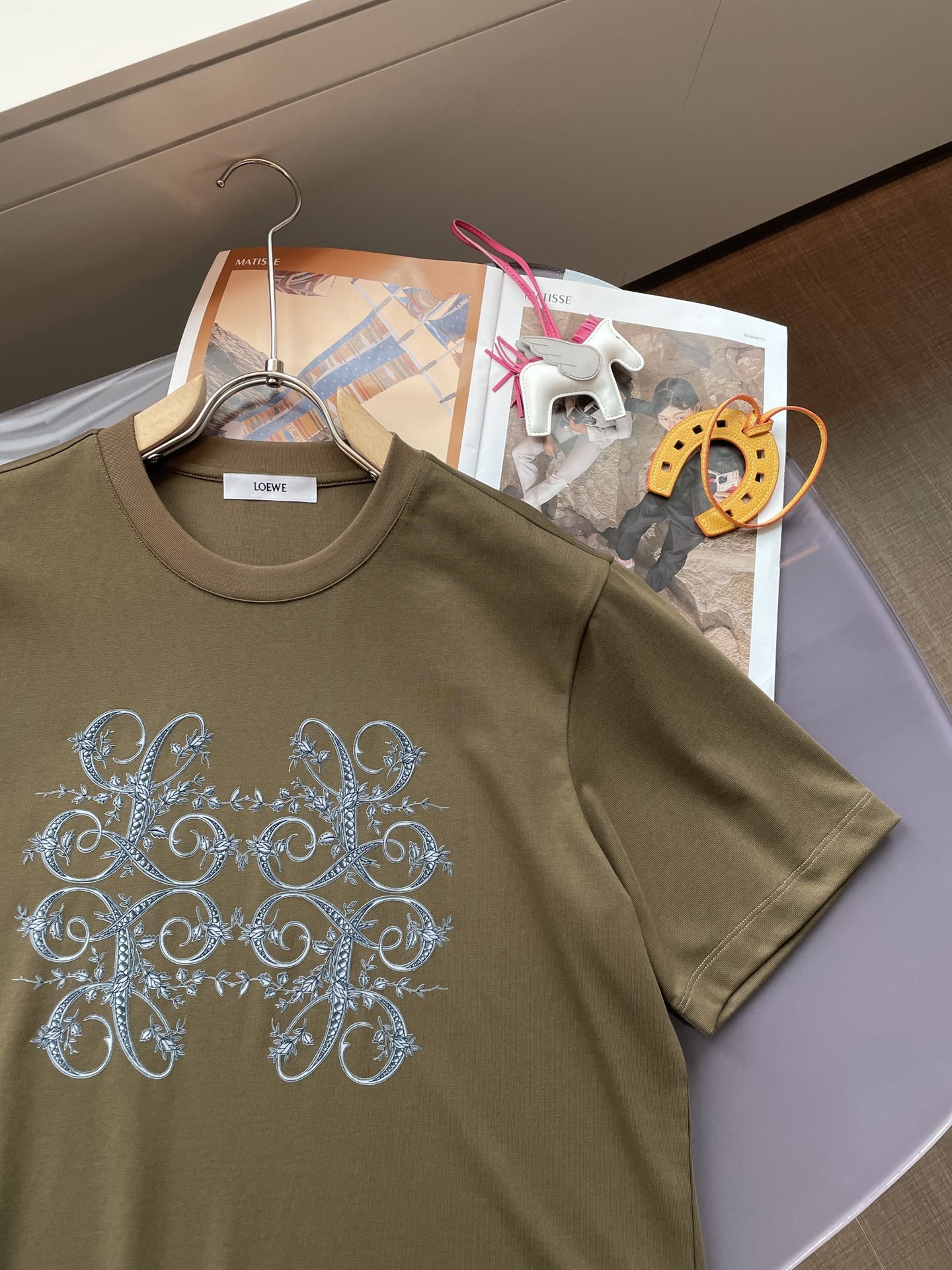 Loewe24SS春夏新款时尚休闲棉质圆领男士高端字母图案短袖T恤衫非常适合日常穿着的百搭单品！客供进口