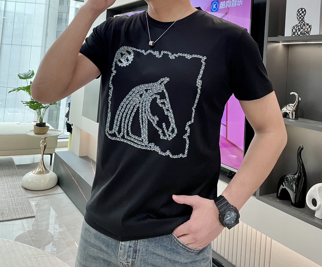 型号HL102#爱马家2024春夏最新马头印花男士圆领T恤衫前身极具代表性的大号马头图案由独具创意的链条