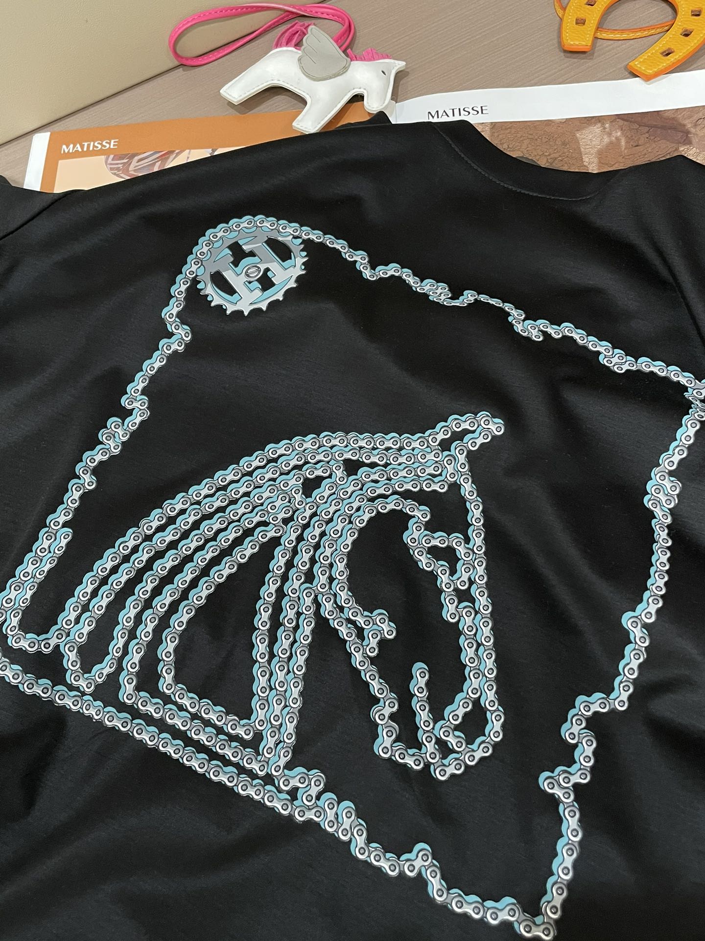 型号HL102#爱马家2024春夏最新马头印花男士圆领T恤衫前身极具代表性的大号马头图案由独具创意的链条
