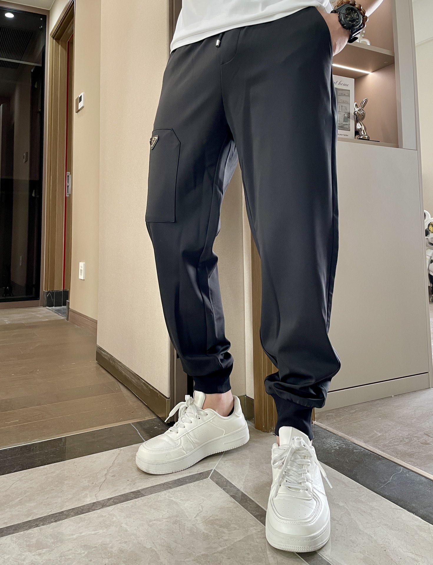 NO:492796,Prad Spring latest collection of men's casual pants!  It is made of customer-supply elastic cotton material, soft and delicate, and has an excellent feel!  The brand style is unobstructed!  Minimalist design, without extravagant elements to win the lead, the details are finely made, the hardware accessories are customized, the thickness is just right, easy to control various weather in spring and summer, classic colors are very energetic, and various styles of dressing, casual business, daily life, and fashion trends can be controlled!  Overall, both in terms of grade and fashion are extremely outstanding, bringing extraordinary clothing taste!  Size M~3XL, prada,alexander wang19860909Prad 春款最新系列男士休闲裤！ 采用客供弹力柔棉材质,柔软细腻,手感绝佳！品牌格调一览无余！极简主义设计,没有多余浮夸的元素来宣兵夺主,细节做工精细,五金配件原版定制,厚薄程度也是恰到好处,轻松驾驭春夏各种天气,经典颜色上身很显精气神,多种风格穿搭,休闲商务、日常生活、时尚潮流均可驾驭！整体不论是档次还是时尚感都是极为出色的,带来非凡的衣着品味！ 尺码M~3XL,,prada,alexander wang,Men's clothing