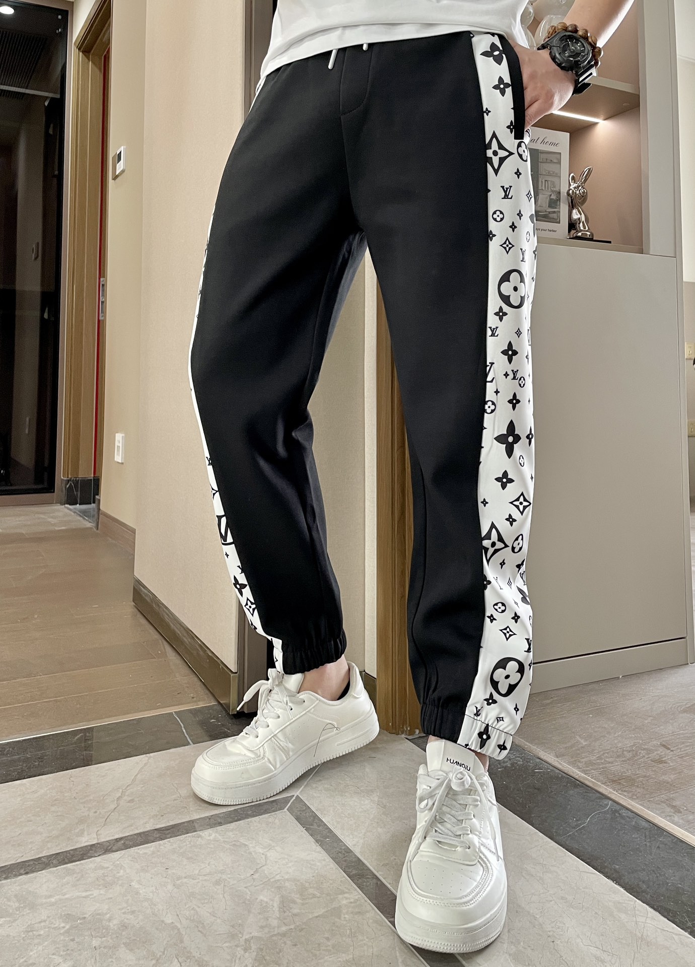 NO:492802,Lv spring latest series of men's casual pants!  It is made of customer-supply elastic cotton material, soft and delicate, and has an excellent feel!  The brand style is unobstructed!  Minimalist design, without extravagant elements to win the lead, the details are finely made, the hardware accessories are customized, the thickness is just right, easy to control various weather in spring and summer, classic colors are very energetic, and various styles of dressing, casual business, daily life, and fashion trends can be controlled!  Overall, both in terms of grade and fashion are extremely outstanding, bringing extraordinary clothing taste!  Size M~3XL, louis vuitton,alexander wang19860909Lv 春款最新系列男士休闲裤！ 采用客供弹力柔棉材质,柔软细腻,手感绝佳！品牌格调一览无余！极简主义设计,没有多余浮夸的元素来宣兵夺主,细节做工精细,五金配件原版定制,厚薄程度也是恰到好处,轻松驾驭春夏各种天气,经典颜色上身很显精气神,多种风格穿搭,休闲商务、日常生活、时尚潮流均可驾驭！整体不论是档次还是时尚感都是极为出色的,带来非凡的衣着品味！ 尺码M~3XL,,louis vuitton,alexander wang,Men's clothing
