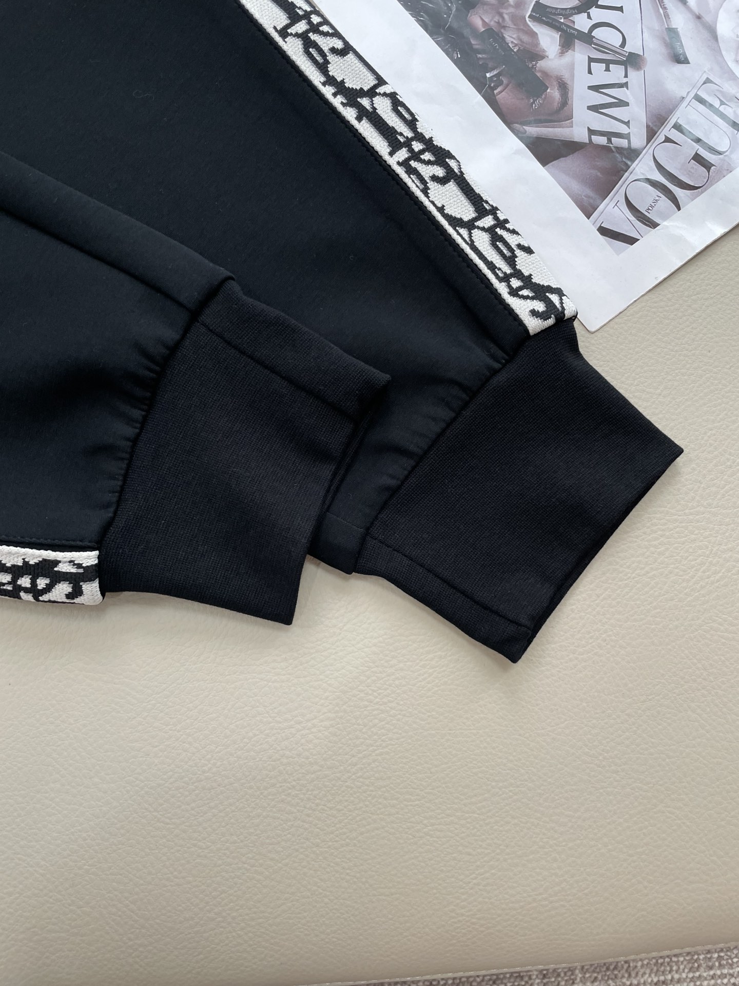 Dior2024春款最新系列男士休闲裤！采用客供弹力柔棉材质柔软细腻手感绝佳！品牌格调一览无余！极简主义