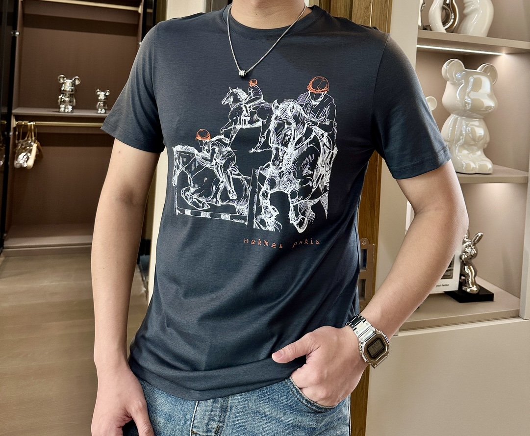 型号H2431#爱*仕2024春夏最新骑士赛马印花男士圆领T恤衫前身极具代表性的骑士赛马图案采用高端高难