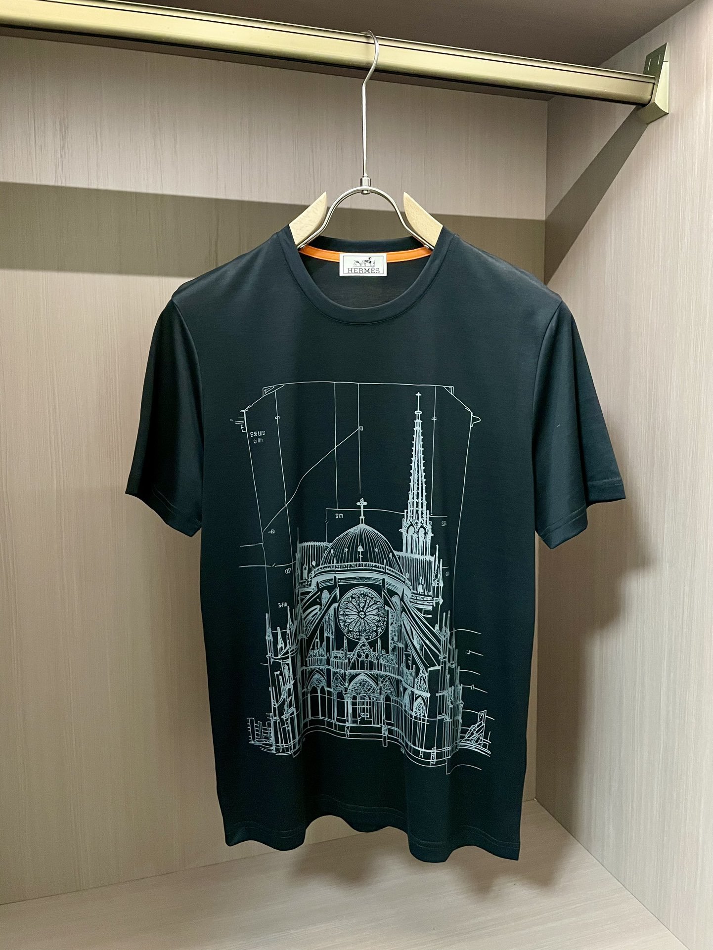 型号H2478#爱*仕2024春夏最新古典建筑印花男士圆领T恤衫前身独具创意的古典建筑图案采用高端高难度
