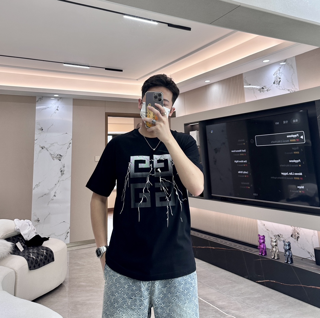 NO:507095,Givenchy 25 spring and summer, hot products, a must-have hot products for celebrity celebrities, high-definition top-level original fabric, 1-1 original workmanship, wiring, high-end elegant, fashionable and versatile. Same model for men and women, code M-3XL, given, alexander wang19860909纪梵希 25春夏,火爆款 明星网红达人街拍必备爆款,有高要求的小哥哥入-高密度顶级原版面料,1-1原版做工,走线,高级典雅,时尚百搭. 男女同款 码数M-3XL,,givenchy,alexander wang,Men's clothing