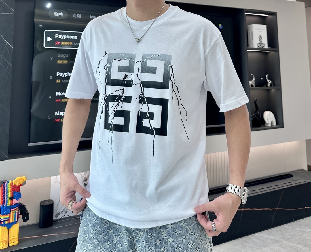 NO:507085,Givenchy 25 spring and summer, hot products, a must-have hot products for celebrity celebrities, high-definition top-level original fabric, 1-1 original workmanship, wiring, high-end elegant, fashionable and versatile. Same model for men and women, code M-3XL, given, alexander wang19860909纪梵希 25春夏,火爆款 明星网红达人街拍必备爆款,有高要求的小哥哥入-高密度顶级原版面料,1-1原版做工,走线,高级典雅,时尚百搭. 男女同款 码数M-3XL,,givenchy,alexander wang,Men's clothing