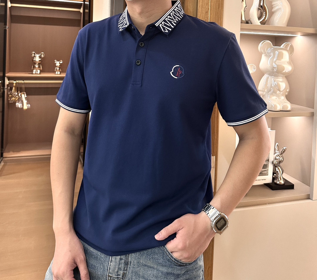NO:507125,Mask, Spring and Summer, official website synchronization, mature men, light men, favorite style, classic and atmospheric business casual Polo collar T-shirt, using imported double mercerized bead floor cotton fabric, comfortable and breathable, delicate texture, super soft and skin-friendly feel!  The lapel design and tailoring are slim fit styles, which are absolutely crisp and handsome in combination!  It can be seen from the locking needle that it is absolutely produced by a large manufacturer. This density of sewing process is absolutely meticulous in handling details!  Highly recommended, and you can't see such a style outside at all!  Size m-xxxl, Moncler,tees,t-shirt,alexander wang19860909蒙口 春夏 官网同步 熟男 轻熟男 最爱款式 经典大气百搭商务休闲Polo领T恤 采用进口双丝光珠地棉面料 舒适透气 质感细腻 超柔软亲肤触感！翻领设计,剪裁属于修身版型 绝对挺括帅气的合体型！从锁针可以看出 绝对大厂代工出品 这种密度的缝制工艺 对待细节处理绝对是一丝不苟！强烈推荐 而且外面您是根本看不到这样的款式的！ 尺码 m-xxxl,,Moncler,tees，t-shirt,alexander wang,Men's clothing