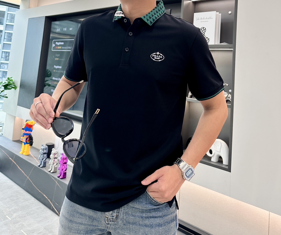 NO:507121,Prad Spring and Summer Official Website Synchronization Mature Men Light Mature Men Favorite Style Classic Atmospheric and versatile Business and Casual Polo Collar T-shirts Use imported double mercerized bead floor cotton fabric, comfortable and breathable, delicate texture, super soft and skin-friendly feel!  The lapel design and tailoring are slim fit styles, which are absolutely crisp and handsome in combination!  It can be seen from the locking needle that it is absolutely produced by a large manufacturer. This density of sewing process is absolutely meticulous in handling details!  Highly recommended, and you can't see such a style outside at all!  Size m-xxxl, prada,tees,t-shirt,alexander wang19860909Prad 春夏 官网同步 熟男 轻熟男 最爱款式 经典大气百搭商务休闲Polo领T恤 采用进口双丝光珠地棉面料 舒适透气 质感细腻 超柔软亲肤触感！翻领设计,剪裁属于修身版型 绝对挺括帅气的合体型！从锁针可以看出 绝对大厂代工出品 这种密度的缝制工艺 对待细节处理绝对是一丝不苟！强烈推荐 而且外面您是根本看不到这样的款式的！ 尺码 m-xxxl,,prada,tees，t-shirt,alexander wang,Men's clothing