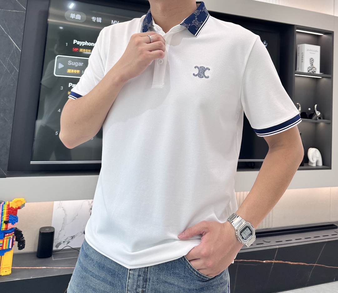 NO:507117,CELINE Spring and Summer Official Website Synchronization Mature Men Light Mature Men Favorite Style Classic Atmospheric and versatile Business and Casual Polo Collar T-shirts Use imported double mercerized bead floor cotton fabric, comfortable and breathable, delicate texture, super soft and skin-friendly feel!  The lapel design and tailoring are slim fit styles, which are absolutely crisp and handsome in combination!  It can be seen from the locking needle that it is absolutely produced by a large manufacturer. This density of sewing process is absolutely meticulous in handling details!  Highly recommended, and you can't see such a style outside at all!  Size m-xxxl, celine,tees,t-shirt,alexander wang19860909CELINE 春夏 官网同步 熟男 轻熟男 最爱款式 经典大气百搭商务休闲Polo领T恤 采用进口双丝光珠地棉面料 舒适透气 质感细腻 超柔软亲肤触感！翻领设计,剪裁属于修身版型 绝对挺括帅气的合体型！从锁针可以看出 绝对大厂代工出品 这种密度的缝制工艺 对待细节处理绝对是一丝不苟！强烈推荐 而且外面您是根本看不到这样的款式的！ 尺码 m-xxxl,,celine,tees，t-shirt,alexander wang,Men's clothing