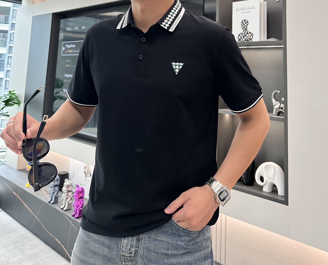 NO:507112,BV Spring and Summer Official Website Synchronization Mature Men Light Mature Men Favorite Style Classic Atmospheric and versatile Business and Casual Polo Collar T-shirts Use imported double mercerized bead floor cotton fabric, comfortable and breathable, delicate texture, super soft and skin-friendly feel!  The lapel design and tailoring are slim fit styles, which are absolutely crisp and handsome in combination!  It can be seen from the locking needle that it is absolutely produced by a large manufacturer. This density of sewing process is absolutely meticulous in handling details!  Highly recommended, and you can't see such a style outside at all!  Size m-xxxl, bottega veneta,tees, t-shirt,alexander wang19860909BV 春夏 官网同步 熟男 轻熟男 最爱款式 经典大气百搭商务休闲Polo领T恤 采用进口双丝光珠地棉面料 舒适透气 质感细腻 超柔软亲肤触感！翻领设计,剪裁属于修身版型 绝对挺括帅气的合体型！从锁针可以看出 绝对大厂代工出品 这种密度的缝制工艺 对待细节处理绝对是一丝不苟！强烈推荐 而且外面您是根本看不到这样的款式的！ 尺码 m-xxxl,,bottega veneta,tees，t-shirt,alexander wang,Men's clothing