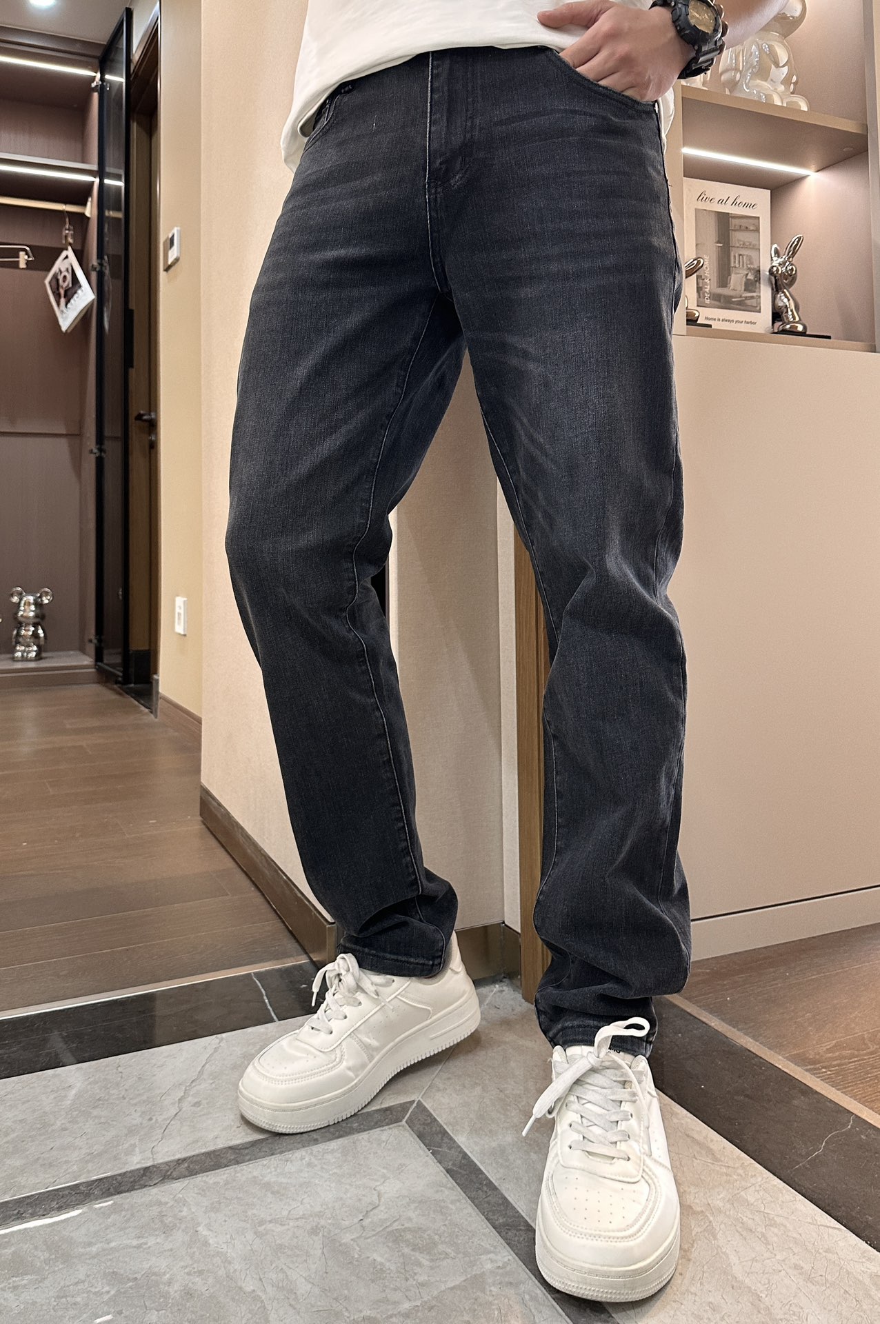 NO:118424,Jenia is good at wearing but not picky about figures, and there are not many restrictions on matching. She casually and concisely sets off other items to show her style and posture~ I have to give it a thumbs up for its practical wear. The style/detail design is not to be chosen, and whoever wears it looks good. This jeans really have to modify the leg shape more than you imagined. The overall size is mainly comfortable. The trouser legs are just right, making them look slimmer and straight, and easily wear them in long legs all over the screen, and the aura is fully opened!  You can match any style of items, match with various T-shirts/shirts, knitted jackets, and you don’t have to worry about matching on your daily trip. Size 30-38, zegna, jeans, jackets & coats,shirts,tees, t-shirt,alexander wang19860909杰尼亚 好穿不挑身材,在搭配上没有太多的限制 随意简洁的衬托其他单品,来展现自己的风格姿态～ 对于它的实穿性不得不竖起一个大拇指了,版型／细节设计没得挑,谁穿谁好看.这款牛仔裤真的要比你想象中更加修饰腿型,整体以舒适为主,裤腿大小做的恰到好处,显瘦显腿直,轻松穿出满屏的大长腿,拉长比例气场全开！ 可以百搭任何风格的单品,搭配各种T恤／衬衫,针织外套都可,日常外出不必再为搭配而烦恼了 尺码30-38,,zegna,jeans,jackets & coats,shirts,tees，t-shirt,alexander wang,Men's clothing