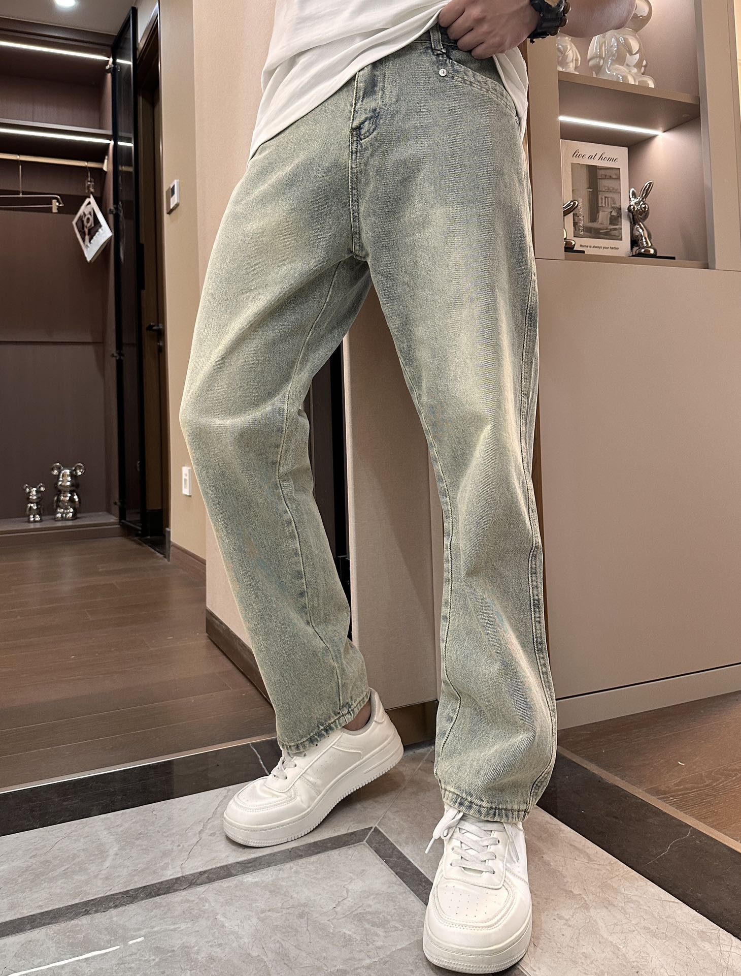 NO:118416,Bur is easy to wear but not picky about body shape, and there are not many restrictions on matching. It is arbitrarily and concisely to show its style and posture. For its practical wear, I have to give it a thumbs up. The style/detail design is not to be chosen, and whoever wears it looks good. This jeans really have to modify the leg shape more than you imagined. The overall size is mainly comfortable. The trouser legs are just right, making them look slimmer and straight, and easily wear them all over the screen, and the lengthening and proportional aura is fully opened!  You can match any style of items, match with various T-shirts/shirts, knitted jackets, you don’t have to worry about matching on your daily trip. Size 30-38, burberry, jeans, jackets & coats,shirts,tees, t-shirt,alexander wang19860909Bur 好穿不挑身材,在搭配上没有太多的限制 随意简洁的衬托其他单品,来展现自己的风格姿态～ 对于它的实穿性不得不竖起一个大拇指了,版型／细节设计没得挑,谁穿谁好看.这款牛仔裤真的要比你想象中更加修饰腿型,整体以舒适为主,裤腿大小做的恰到好处,显瘦显腿直,轻松穿出满屏的大长腿,拉长比例气场全开！ 可以百搭任何风格的单品,搭配各种T恤／衬衫,针织外套都可,日常外出不必再为搭配而烦恼了 尺码30-38,,burberry,jeans,jackets & coats,shirts,tees，t-shirt,alexander wang,Men's clothing