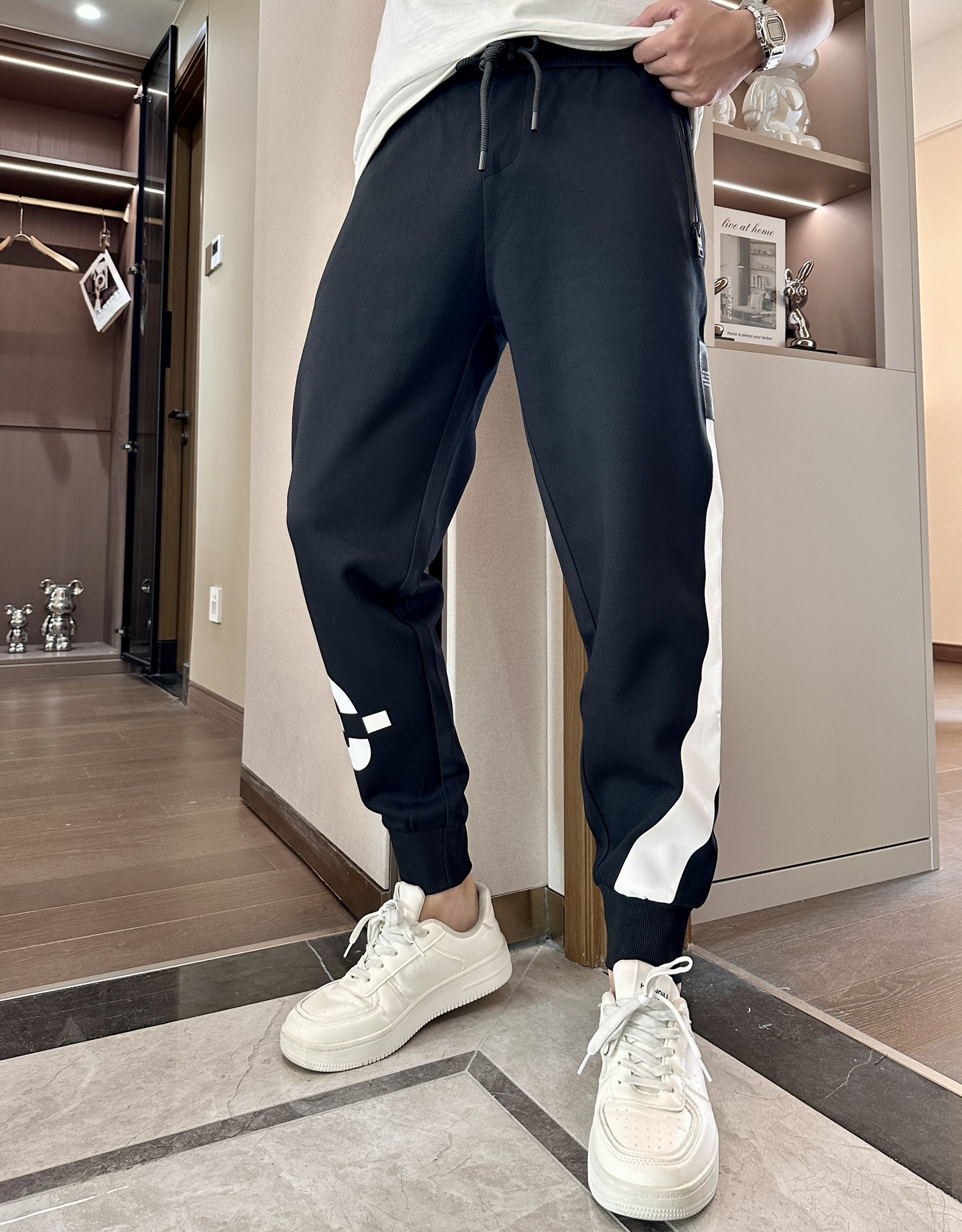 NO:492877,Y-3 Spring and Summer Latest Series Men's Leisure Pants!  It is made of customer-supply elastic cotton material, soft and delicate, and has an excellent feel!  The brand style is unobstructed!  Minimalist design, without extravagant elements to win the lead, the details are finely made, the hardware accessories are customized, the thickness is just right, easy to control various weather, classic colors are very energetic, and various styles of dressing, casual business, daily life, and fashion trends can be controlled!  Overall, both in terms of grade and fashion are extremely outstanding, bringing extraordinary clothing taste!  Size M~3XL, alexander wang19860909Y-3 春夏最新系列男士休闲裤！ 采用客供弹力柔棉材质,柔软细腻,手感绝佳！品牌格调一览无余！极简主义设计,没有多余浮夸的元素来宣兵夺主,细节做工精细,五金配件原版定制,厚薄程度也是恰到好处,轻松驾驭各种天气,经典颜色上身很显精气神,多种风格穿搭,休闲商务、日常生活、时尚潮流均可驾驭！整体不论是档次还是时尚感都是极为出色的,带来非凡的衣着品味！ 尺码M~3XL,,alexander wang,Men's clothing