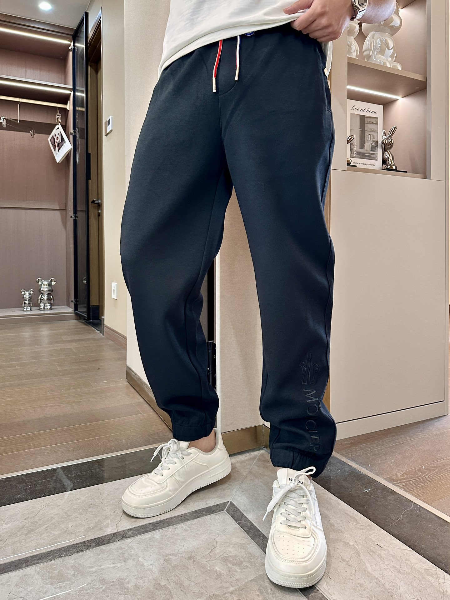 NO:492915,The latest series of men's casual pants in spring and summer!  It is made of customer-supply elastic cotton material, soft and delicate, and has an excellent feel!  The brand style is unobstructed!  Minimalist design, without extravagant elements to win the lead, the details are finely made, the hardware accessories are customized, the thickness is just right, easy to control various weather, classic colors are very energetic, and various styles of dressing, casual business, daily life, and fashion trends can be controlled!  Overall, both in terms of grade and fashion are extremely outstanding, bringing extraordinary clothing taste!  Size M~3XL, Moncler, alexander wang19860909蒙口 春夏最新系列男士休闲裤！ 采用客供弹力柔棉材质,柔软细腻,手感绝佳！品牌格调一览无余！极简主义设计,没有多余浮夸的元素来宣兵夺主,细节做工精细,五金配件原版定制,厚薄程度也是恰到好处,轻松驾驭各种天气,经典颜色上身很显精气神,多种风格穿搭,休闲商务、日常生活、时尚潮流均可驾驭！整体不论是档次还是时尚感都是极为出色的,带来非凡的衣着品味！ 尺码M~3XL,,Moncler,alexander wang,Men's clothing