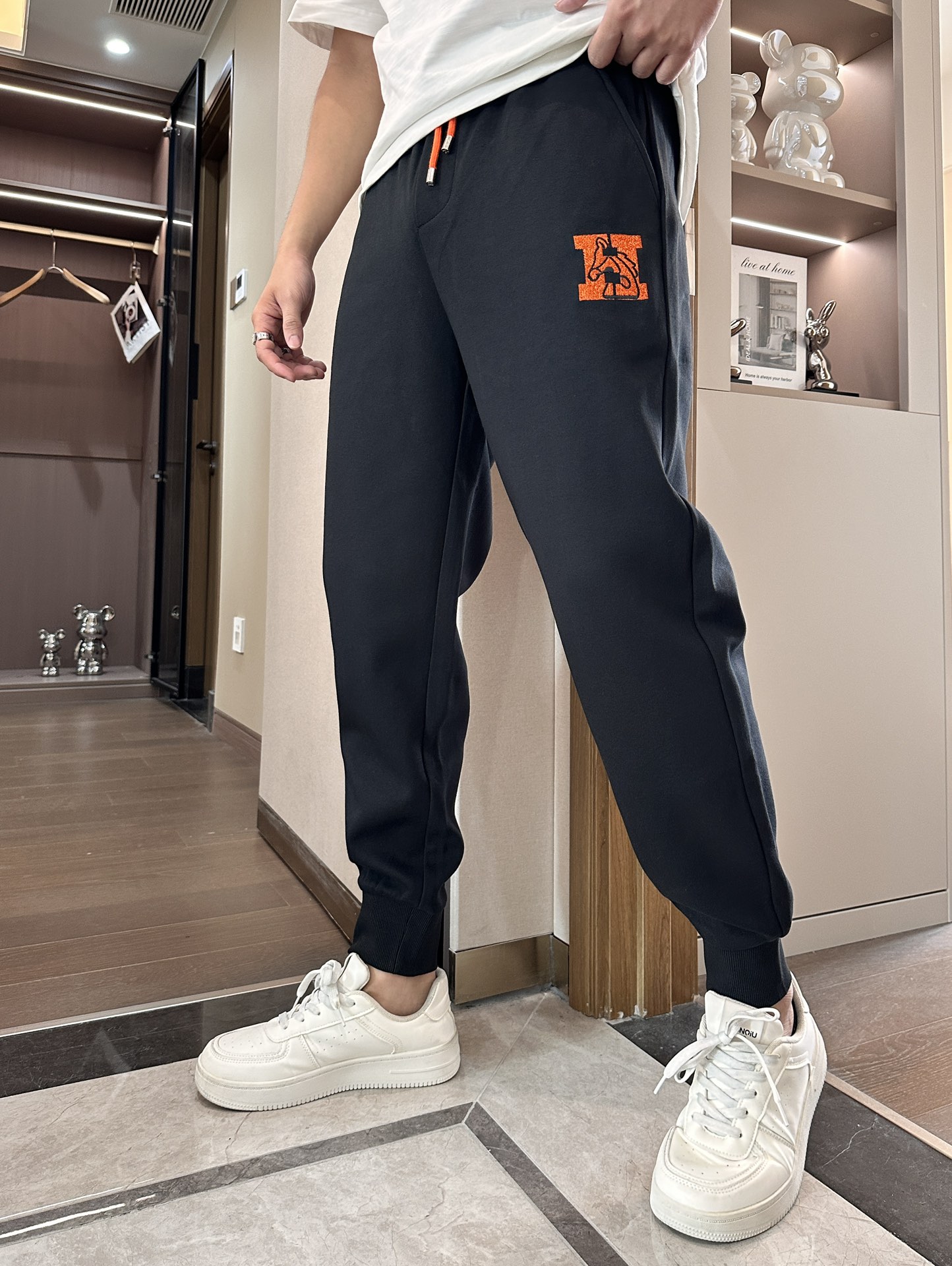 NO:492826,H Spring and Summer Latest Series Men's Leisure Pants!  It is made of customer-supply elastic cotton material, soft and delicate, and has an excellent feel!  The brand style is unobstructed!  Minimalist design, without extravagant elements to win the lead, the details are finely made, the hardware accessories are customized, the thickness is just right, easy to control various weather, classic colors are very energetic, and various styles of dressing, casual business, daily life, and fashion trends can be controlled!  Overall, both in terms of grade and fashion are extremely outstanding, bringing extraordinary clothing taste!  Size M~3XL, alexander wang19860909H 春夏最新系列男士休闲裤！ 采用客供弹力柔棉材质,柔软细腻,手感绝佳！品牌格调一览无余！极简主义设计,没有多余浮夸的元素来宣兵夺主,细节做工精细,五金配件原版定制,厚薄程度也是恰到好处,轻松驾驭各种天气,经典颜色上身很显精气神,多种风格穿搭,休闲商务、日常生活、时尚潮流均可驾驭！整体不论是档次还是时尚感都是极为出色的,带来非凡的衣着品味！ 尺码M~3XL,,alexander wang,Men's clothing