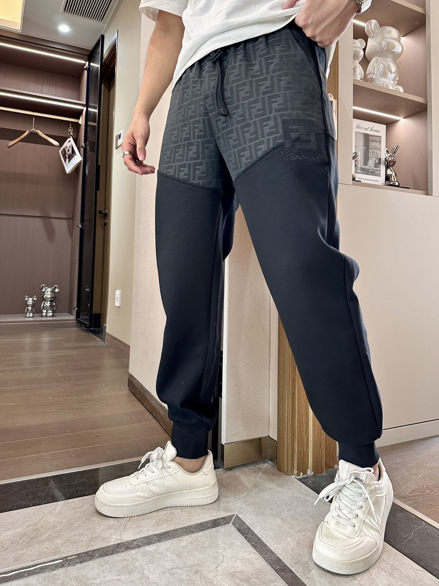 NO:492842,FD Spring and Summer Latest Series Men's Leisure Pants!  It is made of customer-supply elastic cotton material, soft and delicate, and has an excellent feel!  The brand style is unobstructed!  Minimalist design, without extravagant elements to win the lead, the details are finely made, the hardware accessories are customized, the thickness is just right, easy to control various weather, classic colors are very energetic, and various styles of dressing, casual business, daily life, and fashion trends can be controlled!  Overall, both in terms of grade and fashion are extremely outstanding, bringing extraordinary clothing taste!  Size M~3XL, alexander wang19860909FD 春夏最新系列男士休闲裤！ 采用客供弹力柔棉材质,柔软细腻,手感绝佳！品牌格调一览无余！极简主义设计,没有多余浮夸的元素来宣兵夺主,细节做工精细,五金配件原版定制,厚薄程度也是恰到好处,轻松驾驭各种天气,经典颜色上身很显精气神,多种风格穿搭,休闲商务、日常生活、时尚潮流均可驾驭！整体不论是档次还是时尚感都是极为出色的,带来非凡的衣着品味！ 尺码M~3XL,,alexander wang,Men's clothing