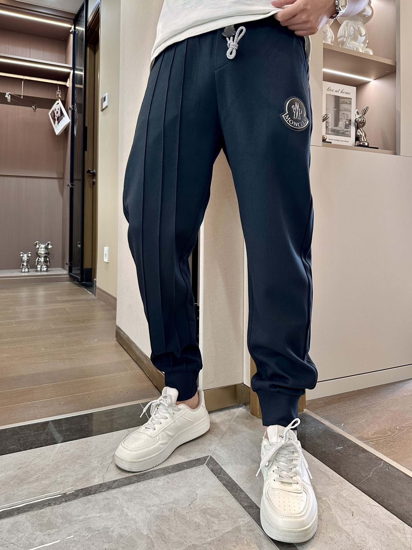 NO:492850,The latest series of men's casual pants in spring and summer!  It is made of customer-supply elastic cotton material, soft and delicate, and has an excellent feel!  The brand style is unobstructed!  Minimalist design, without extravagant elements to win the lead, the details are finely made, the hardware accessories are customized, the thickness is just right, easy to control various weather, classic colors are very energetic, and various styles of dressing, casual business, daily life, and fashion trends can be controlled!  Overall, both in terms of grade and fashion are extremely outstanding, bringing extraordinary clothing taste!  Size M~3XL, Moncler, alexander wang19860909蒙口 春夏最新系列男士休闲裤！ 采用客供弹力柔棉材质,柔软细腻,手感绝佳！品牌格调一览无余！极简主义设计,没有多余浮夸的元素来宣兵夺主,细节做工精细,五金配件原版定制,厚薄程度也是恰到好处,轻松驾驭各种天气,经典颜色上身很显精气神,多种风格穿搭,休闲商务、日常生活、时尚潮流均可驾驭！整体不论是档次还是时尚感都是极为出色的,带来非凡的衣着品味！ 尺码M~3XL,,Moncler,alexander wang,Men's clothing