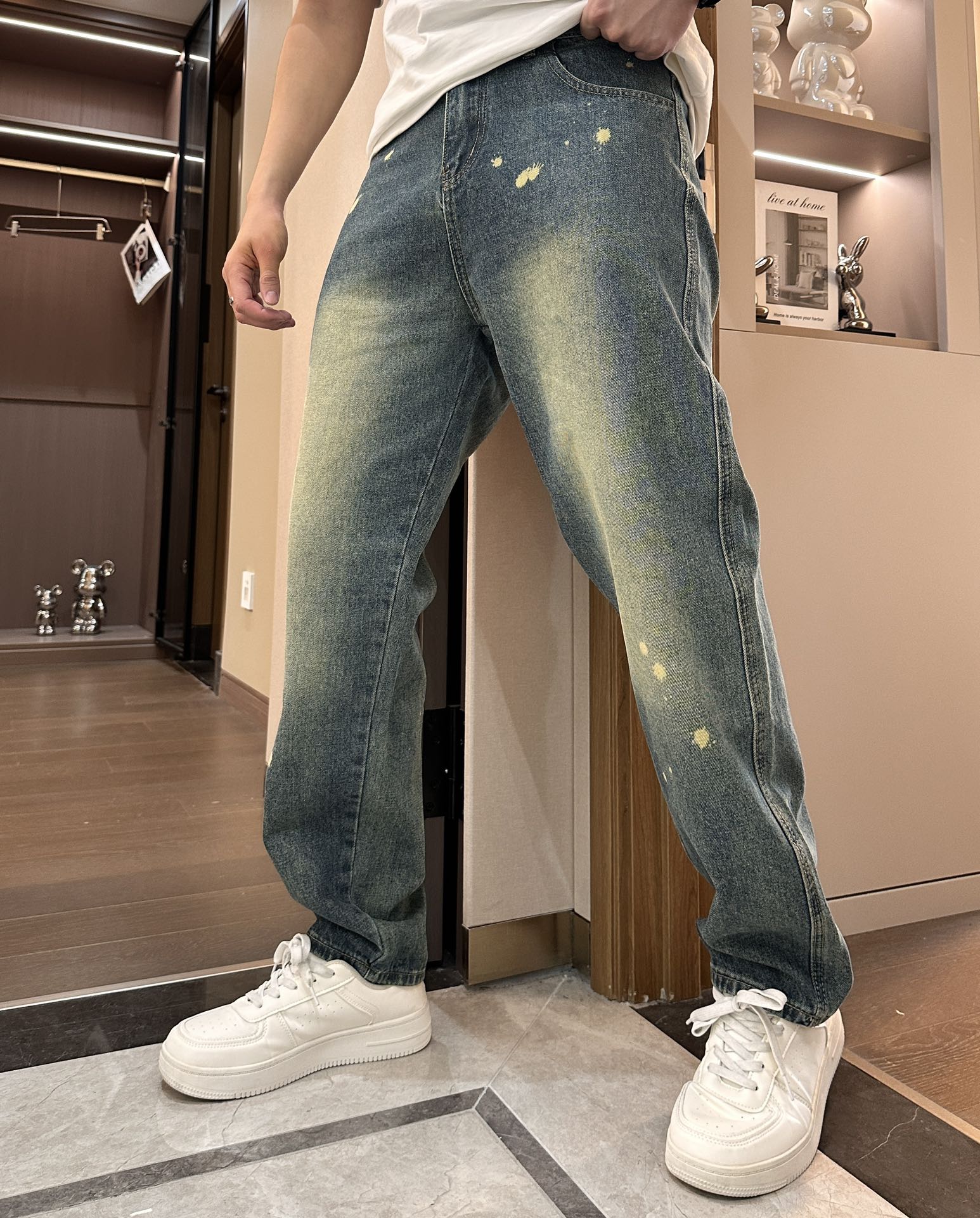 NO:118418,Givenchy is good at wearing but not picking on the figure, and there are not many restrictions on matching. It is arbitrarily and concisely to set off other items to show your style and posture~ I have to give it a thumbs up for its practical wear. The style/detail design is not to be chosen, and whoever wears it looks good. This jeans really have to modify the leg shape more than you imagined. The overall size is mainly comfortable. The trouser legs are just right, making them look slimmer and straight, and easily wear them all over the screen, and the lengthening and proportional aura is fully opened!  You can match any style of items, match with various T-shirts/shirts, knitted jackets, you don’t have to worry about matching on your daily trip. Size 30-38, given jeans, jackets & coats,shirts,tees, t-shirt,alexander wang19860909纪梵希 好穿不挑身材,在搭配上没有太多的限制 随意简洁的衬托其他单品,来展现自己的风格姿态～ 对于它的实穿性不得不竖起一个大拇指了,版型／细节设计没得挑,谁穿谁好看.这款牛仔裤真的要比你想象中更加修饰腿型,整体以舒适为主,裤腿大小做的恰到好处,显瘦显腿直,轻松穿出满屏的大长腿,拉长比例气场全开！ 可以百搭任何风格的单品,搭配各种T恤／衬衫,针织外套都可,日常外出不必再为搭配而烦恼了 尺码30-38,,givenchy,jeans,jackets & coats,shirts,tees，t-shirt,alexander wang,Men's clothing