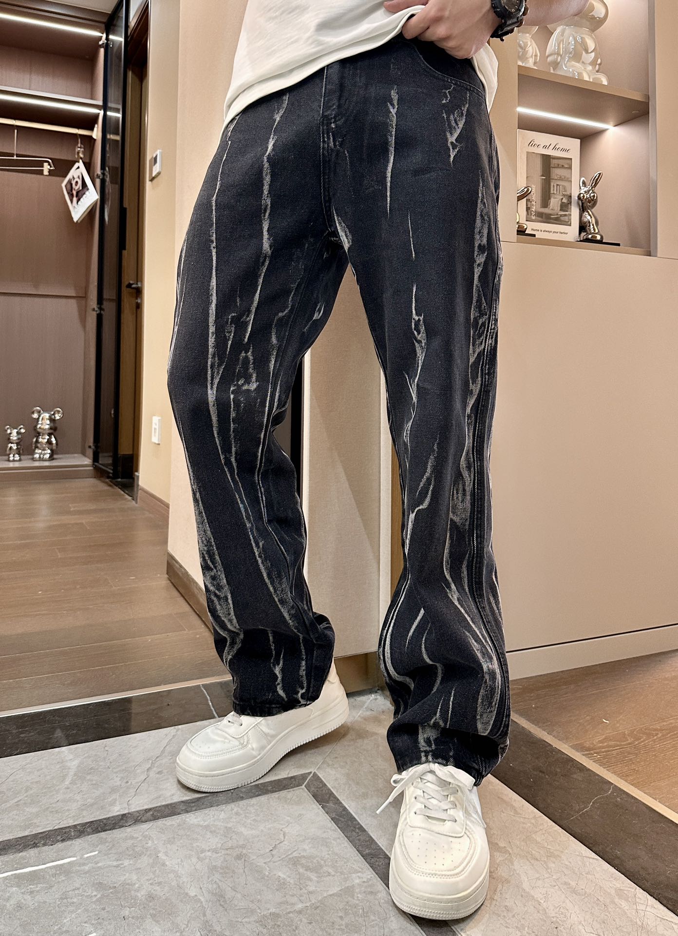 NO:118421,Givenchy is good at wearing but not picking on the figure, and there are not many restrictions on matching. It is arbitrarily and concisely to set off other items to show your style and posture~ I have to give it a thumbs up for its practical wear. The style/detail design is not to be chosen, and whoever wears it looks good. This jeans really have to modify the leg shape more than you imagined. The overall size is mainly comfortable. The trouser legs are just right, making them look slimmer and straight, and easily wear them all over the screen, and the lengthening and proportional aura is fully opened!  You can match any style of items, match with various T-shirts/shirts, knitted jackets, you don’t have to worry about matching on your daily trip. Size 30-38, given jeans, jackets & coats,shirts,tees, t-shirt,alexander wang19860909纪梵希  好穿不挑身材,在搭配上没有太多的限制 随意简洁的衬托其他单品,来展现自己的风格姿态～ 对于它的实穿性不得不竖起一个大拇指了,版型／细节设计没得挑,谁穿谁好看.这款牛仔裤真的要比你想象中更加修饰腿型,整体以舒适为主,裤腿大小做的恰到好处,显瘦显腿直,轻松穿出满屏的大长腿,拉长比例气场全开！ 可以百搭任何风格的单品,搭配各种T恤／衬衫,针织外套都可,日常外出不必再为搭配而烦恼了 尺码30-38,,givenchy,jeans,jackets & coats,shirts,tees，t-shirt,alexander wang,Men's clothing