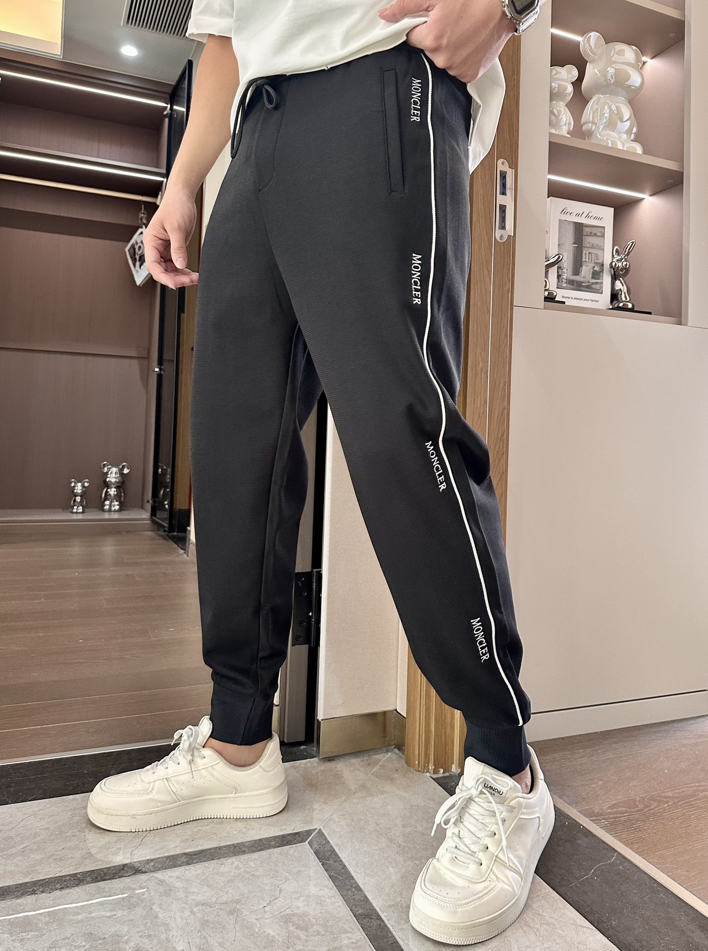 NO:492892,The latest series of men's casual pants in spring and summer!  It is made of customer-supply elastic cotton material, soft and delicate, and has an excellent feel!  The brand style is unobstructed!  Minimalist design, without extravagant elements to win the lead, the details are finely made, the hardware accessories are customized, the thickness is just right, easy to control various weather, classic colors are very energetic, and various styles of dressing, casual business, daily life, and fashion trends can be controlled!  Overall, both in terms of grade and fashion are extremely outstanding, bringing extraordinary clothing taste!  Size M~3XL, Moncler, alexander wang19860909蒙口 春夏最新系列男士休闲裤！ 采用客供弹力柔棉材质,柔软细腻,手感绝佳！品牌格调一览无余！极简主义设计,没有多余浮夸的元素来宣兵夺主,细节做工精细,五金配件原版定制,厚薄程度也是恰到好处,轻松驾驭各种天气,经典颜色上身很显精气神,多种风格穿搭,休闲商务、日常生活、时尚潮流均可驾驭！整体不论是档次还是时尚感都是极为出色的,带来非凡的衣着品味！ 尺码M~3XL,,Moncler,alexander wang,Men's clothing