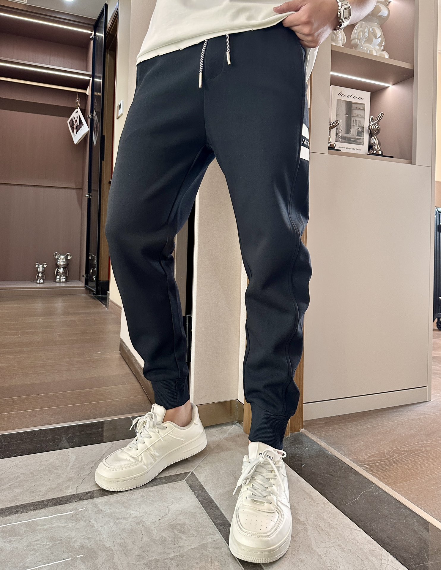 NO:492906,The latest series of men's casual pants in spring and summer!  It is made of customer-supply elastic cotton material, soft and delicate, and has an excellent feel!  The brand style is unobstructed!  Minimalist design, without extravagant elements to win the lead, the details are finely made, the hardware accessories are customized, the thickness is just right, easy to control various weather, classic colors are very energetic, and various styles of dressing, casual business, daily life, and fashion trends can be controlled!  Overall, both in terms of grade and fashion are extremely outstanding, bringing extraordinary clothing taste!  Size M~3XL, Moncler, alexander wang19860909蒙口 春夏最新系列男士休闲裤！ 采用客供弹力柔棉材质,柔软细腻,手感绝佳！品牌格调一览无余！极简主义设计,没有多余浮夸的元素来宣兵夺主,细节做工精细,五金配件原版定制,厚薄程度也是恰到好处,轻松驾驭各种天气,经典颜色上身很显精气神,多种风格穿搭,休闲商务、日常生活、时尚潮流均可驾驭！整体不论是档次还是时尚感都是极为出色的,带来非凡的衣着品味！ 尺码M~3XL,,Moncler,alexander wang,Men's clothing