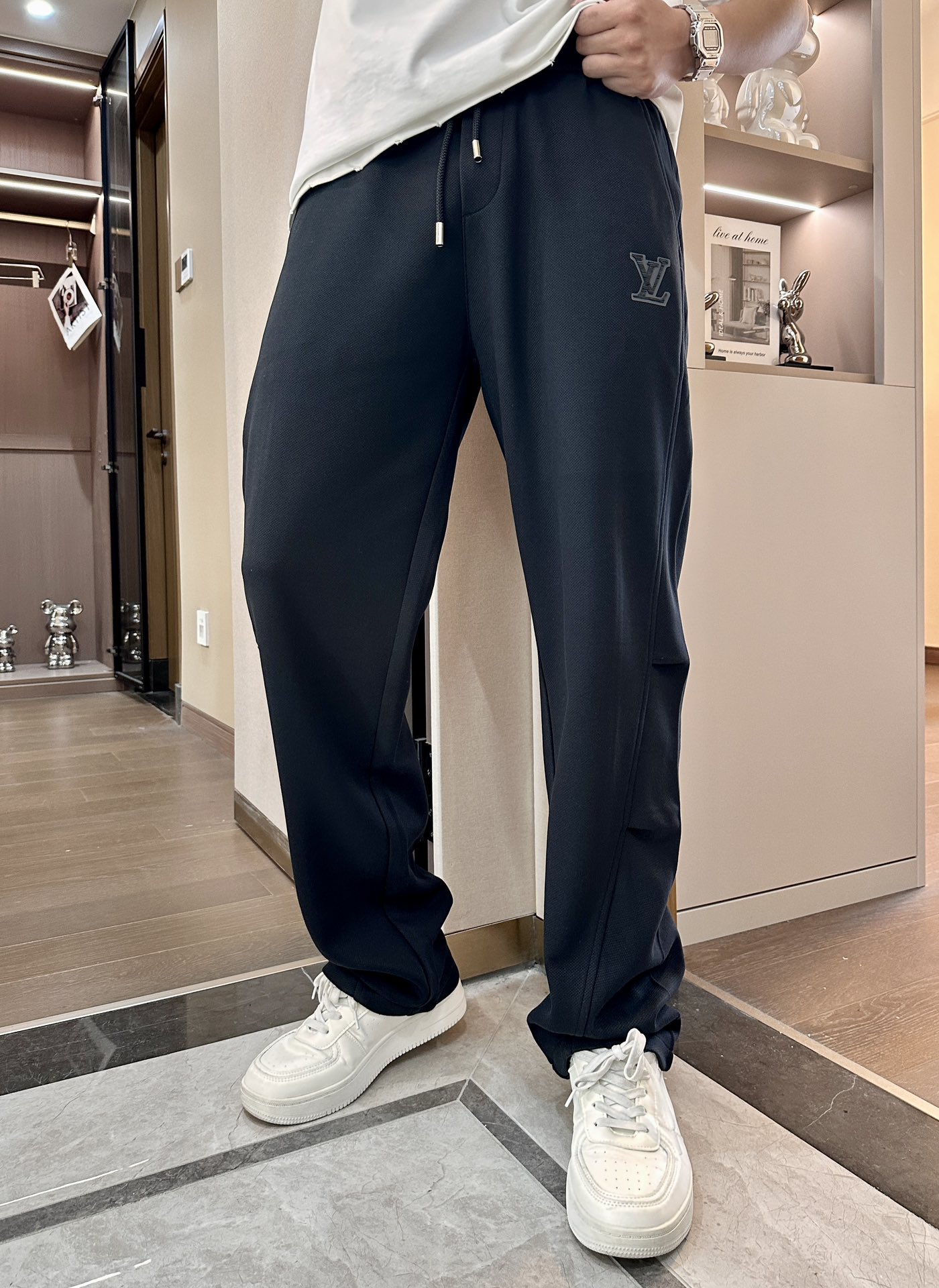 NO:492857,Lv Spring and Summer Latest Series Men's Leisure Pants!  It is made of customer-supply elastic cotton material, soft and delicate, and has an excellent feel!  The brand style is unobstructed!  Minimalist design, without extravagant elements to win the lead, the details are finely made, the hardware accessories are customized, the thickness is just right, easy to control various weather, classic colors are very energetic, and various styles of dressing, casual business, daily life, and fashion trends can be controlled!  Overall, both in terms of grade and fashion are extremely outstanding, bringing extraordinary clothing taste!  Size M~3XL, louis vuitton,alexander wang19860909Lv 春夏最新系列男士休闲裤！ 采用客供弹力柔棉材质,柔软细腻,手感绝佳！品牌格调一览无余！极简主义设计,没有多余浮夸的元素来宣兵夺主,细节做工精细,五金配件原版定制,厚薄程度也是恰到好处,轻松驾驭各种天气,经典颜色上身很显精气神,多种风格穿搭,休闲商务、日常生活、时尚潮流均可驾驭！整体不论是档次还是时尚感都是极为出色的,带来非凡的衣着品味！ 尺码M~3XL,,louis vuitton,alexander wang,Men's clothing