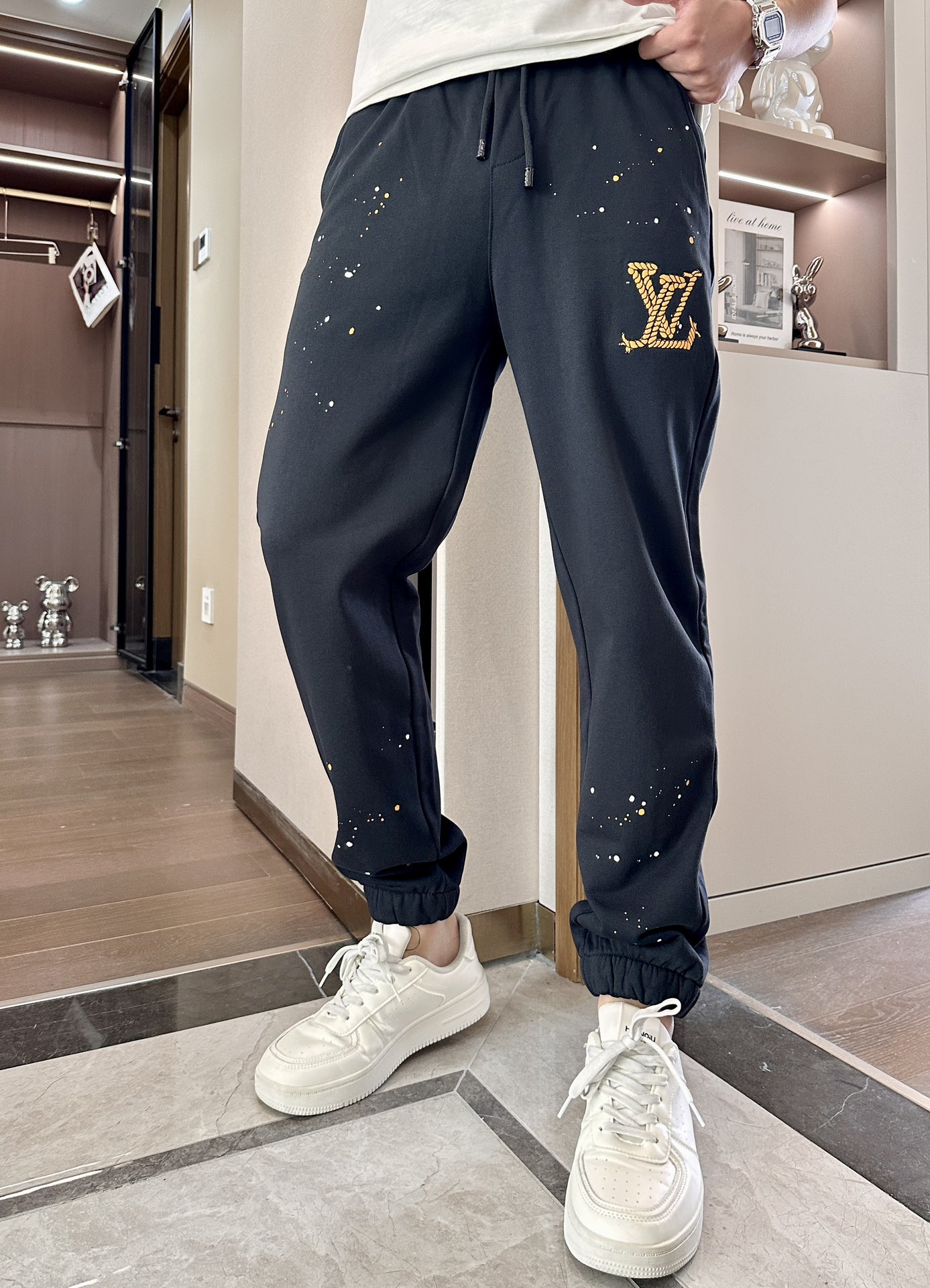NO:492908,Lv Spring and Summer Latest Series Men's Leisure Pants!  It is made of customer-supply elastic cotton material, soft and delicate, and has an excellent feel!  The brand style is unobstructed!  Minimalist design, without extravagant elements to win the lead, the details are finely made, the hardware accessories are customized, the thickness is just right, easy to control various weather, classic colors are very energetic, and various styles of dressing, casual business, daily life, and fashion trends can be controlled!  Overall, both in terms of grade and fashion are extremely outstanding, bringing extraordinary clothing taste!  Size M~3XL, louis vuitton,alexander wang19860909Lv 春夏最新系列男士休闲裤！ 采用客供弹力柔棉材质,柔软细腻,手感绝佳！品牌格调一览无余！极简主义设计,没有多余浮夸的元素来宣兵夺主,细节做工精细,五金配件原版定制,厚薄程度也是恰到好处,轻松驾驭各种天气,经典颜色上身很显精气神,多种风格穿搭,休闲商务、日常生活、时尚潮流均可驾驭！整体不论是档次还是时尚感都是极为出色的,带来非凡的衣着品味！ 尺码M~3XL,,louis vuitton,alexander wang,Men's clothing