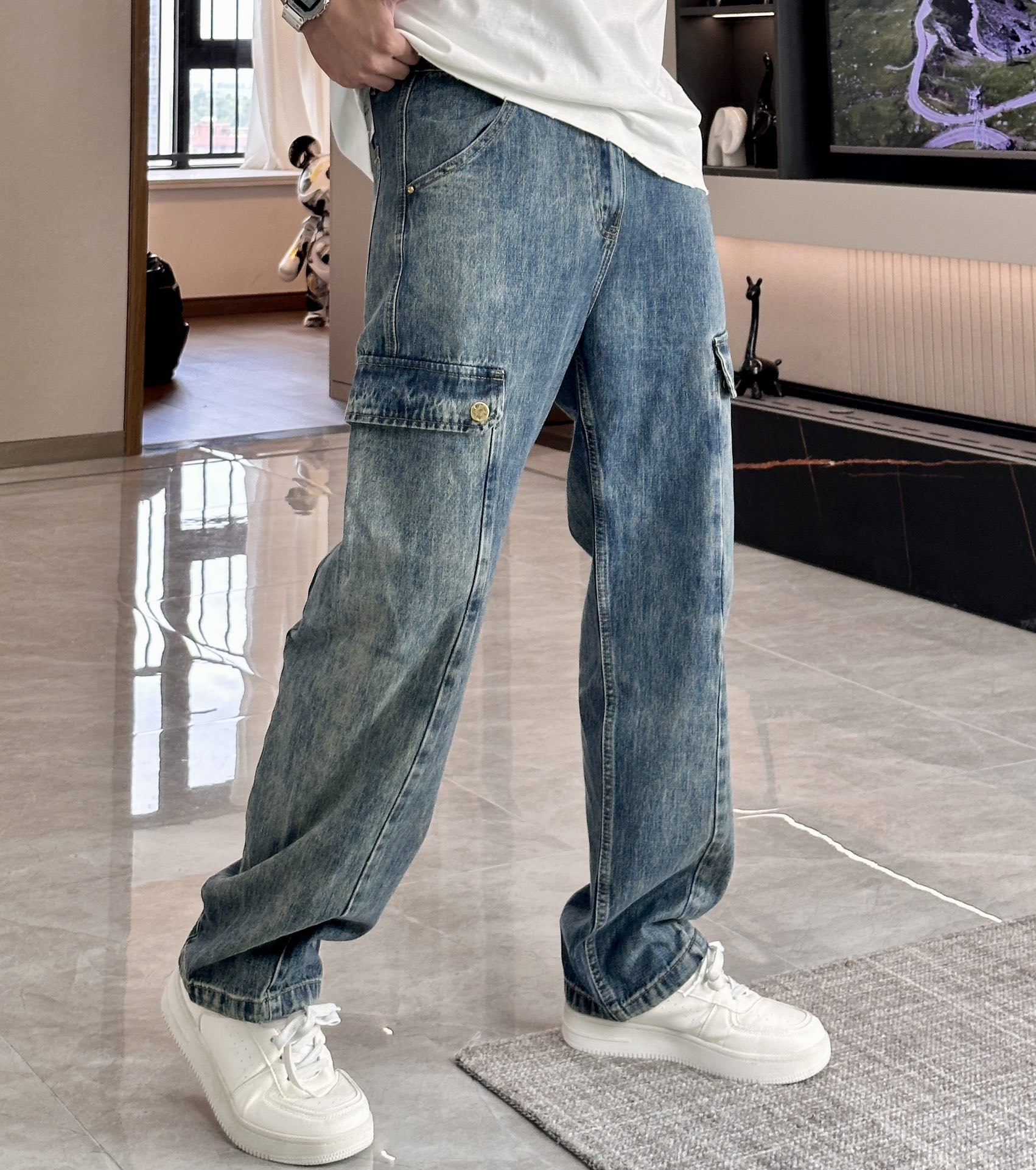 NO:118409,Lv is easy to wear but not picky about body shape, and there are not many restrictions on matching. You can set off other items in a random and simple way to show your style and posture~ I have to give it a thumbs up for its practical wear. The style/detail design is not to be chosen, and whoever wears it looks good. This jeans really have to modify the leg shape more than you imagined. The overall size is mainly comfortable. The trouser legs are just right, making them look slimmer and straight, and easily wear them out with long legs all over the screen, and the aura is fully opened!  You can match any style of items, match with various T-shirts/shirts, knitted jackets, you don’t have to worry about matching on your daily trip Size 29-38,,louis vuitton,jeans,jackets & coats,shirts,tees,t-shirt,alexander wang19860909Lv 好穿不挑身材,在搭配上没有太多的限制 随意简洁的衬托其他单品,来展现自己的风格姿态～ 对于它的实穿性不得不竖起一个大拇指了,版型／细节设计没得挑,谁穿谁好看.这款牛仔裤真的要比你想象中更加修饰腿型,整体以舒适为主,裤腿大小做的恰到好处,显瘦显腿直,轻松穿出满屏的大长腿,拉长比例气场全开！ 可以百搭任何风格的单品,搭配各种T恤／衬衫,针织外套都可,日常外出不必再为搭配而烦恼了 尺码29-38,,louis vuitton,jeans,jackets & coats,shirts,tees，t-shirt,alexander wang,Men's clothing