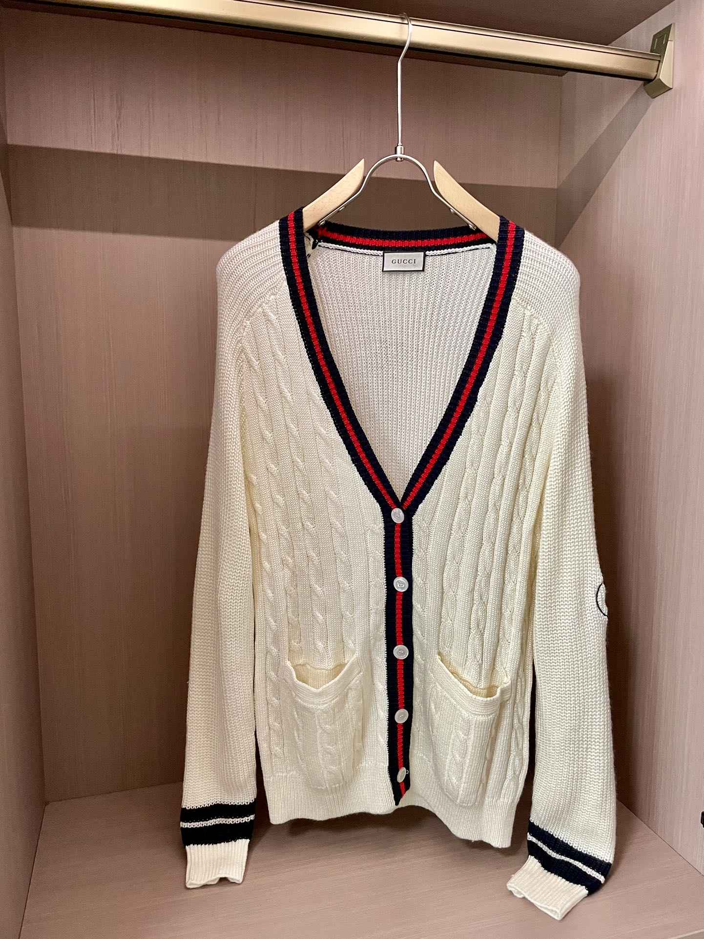 NO:509415,Gucci, Gucci 2025 autumn and winter new classic long-sleeved cardigan sweater - color-dyeing wool blended cotton yarn, high-gauge weight high density and ultra-high quality, soft and delicate wool-skin-friendly, soft and silky-soft and smooth-all color-dyeing high-gauge weight cotton yarn, ensuring no color difference, adopting four-empty knitted method, firm and textured, durable, not easy to pill, has a soft and warm comfort, and does not wear alone, and does not stubbornly - classic knitted clothing adopts exquisite details and iconic brand symbols, rejuvenating and interpreting charming charm. This sweater is made of wool cashmere blended fabric intellect - all imported looms, with clear details and high-end feeling full, the same style as men and women. Size S-2xl,,gucci,gucci,sweaters,alexander wang19860909Gucci、古驰 2025秋冬新品经典长袖开衫毛衣 -对色定染羊毛混纺棉纱线,高克重高密度超高品质,毛料柔软细腻亲肤,触感软糯丝滑 -全部对色定染高克重棉纱线,确保无色差,采用四空针织法,紧实而又有质感,耐穿不变,不易起球,具有柔软保暖的舒适感,单穿也不扎身 -经典针织服饰采用精致细节和标志性品牌符,焕新演绎迷人魅力, 这款毛衣以羊毛羊绒混纺面料全面重工提花匠心打造 -全部进口织机出品,细节清晰可见高级感拉满,男女同款 尺码S-2xl,,gucci,gucci,sweaters,alexander wang,Men's clothing